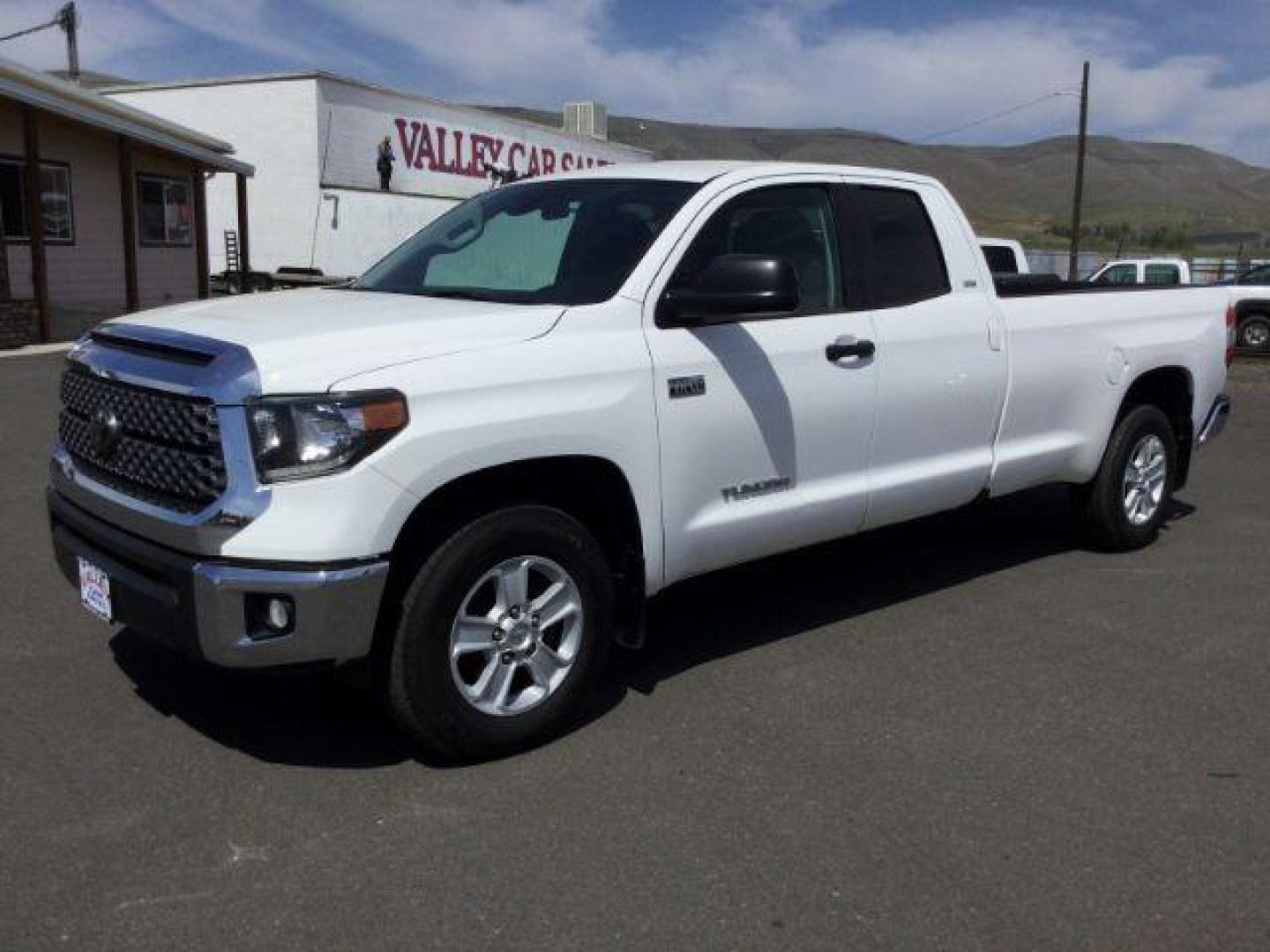 2019 Super White /Graphite, cloth Toyota Tundra SR5 5.7L V8 Double Cab 4WD Long Bed (5TFCY5F14KX) with an 5.7L V8 DOHC 32V engine, 6-Speed Automatic transmission, located at 1801 Main Street, Lewiston, 83501, (208) 743-9371, 46.417065, -117.004799 - Photo#0