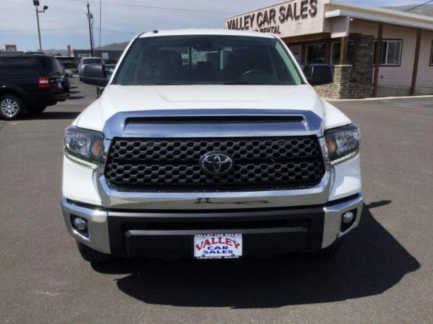 2019 Super White /Graphite, cloth Toyota Tundra SR5 5.7L V8 Double Cab 4WD Long Bed (5TFCY5F14KX) with an 5.7L V8 DOHC 32V engine, 6-Speed Automatic transmission, located at 1801 Main Street, Lewiston, 83501, (208) 743-9371, 46.417065, -117.004799 - Photo#9