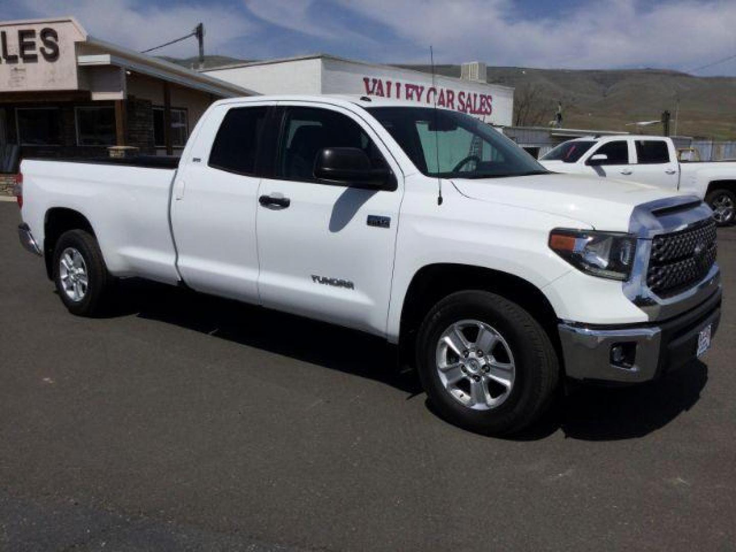 2019 Super White /Graphite, cloth Toyota Tundra SR5 5.7L V8 Double Cab 4WD Long Bed (5TFCY5F14KX) with an 5.7L V8 DOHC 32V engine, 6-Speed Automatic transmission, located at 1801 Main Street, Lewiston, 83501, (208) 743-9371, 46.417065, -117.004799 - Photo#10