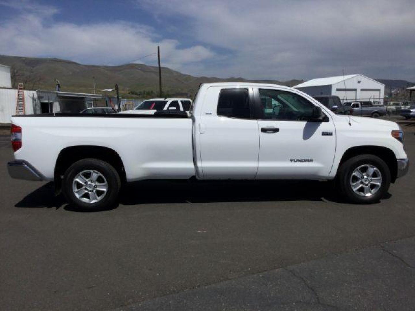 2019 Super White /Graphite, cloth Toyota Tundra SR5 5.7L V8 Double Cab 4WD Long Bed (5TFCY5F14KX) with an 5.7L V8 DOHC 32V engine, 6-Speed Automatic transmission, located at 1801 Main Street, Lewiston, 83501, (208) 743-9371, 46.417065, -117.004799 - Photo#11