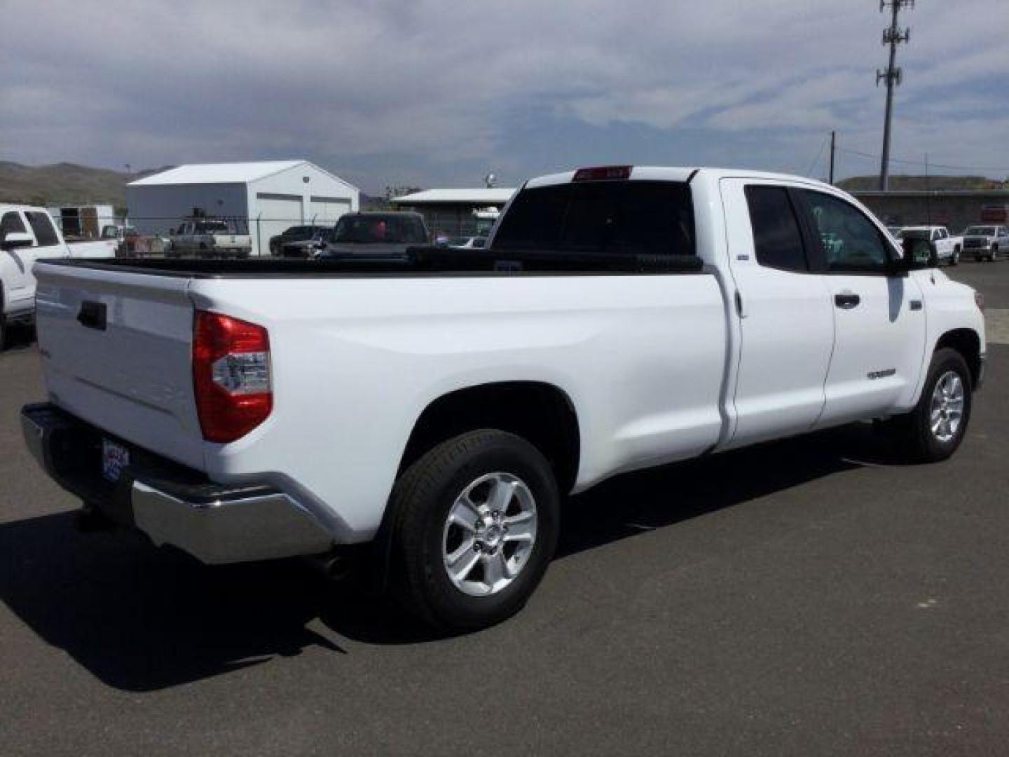 2019 Super White /Graphite, cloth Toyota Tundra SR5 5.7L V8 Double Cab 4WD Long Bed (5TFCY5F14KX) with an 5.7L V8 DOHC 32V engine, 6-Speed Automatic transmission, located at 1801 Main Street, Lewiston, 83501, (208) 743-9371, 46.417065, -117.004799 - Photo#12