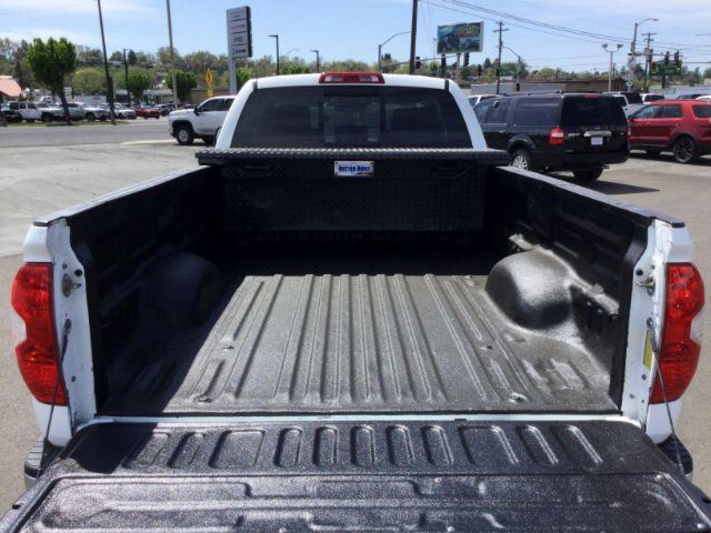 2019 Super White /Graphite, cloth Toyota Tundra SR5 5.7L V8 Double Cab 4WD Long Bed (5TFCY5F14KX) with an 5.7L V8 DOHC 32V engine, 6-Speed Automatic transmission, located at 1801 Main Street, Lewiston, 83501, (208) 743-9371, 46.417065, -117.004799 - Photo#16