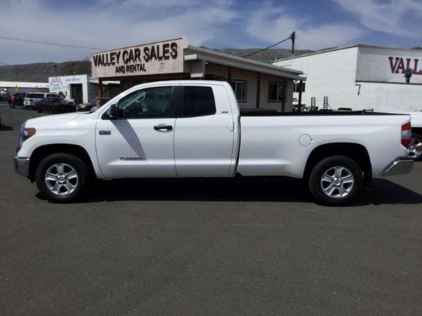 2019 Super White /Graphite, cloth Toyota Tundra SR5 5.7L V8 Double Cab 4WD Long Bed (5TFCY5F14KX) with an 5.7L V8 DOHC 32V engine, 6-Speed Automatic transmission, located at 1801 Main Street, Lewiston, 83501, (208) 743-9371, 46.417065, -117.004799 - Photo#1