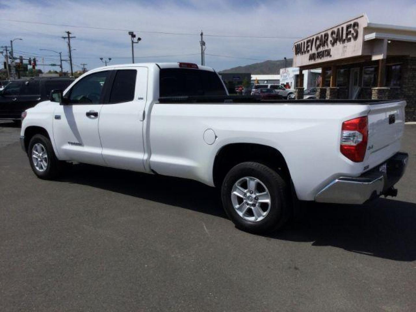 2019 Super White /Graphite, cloth Toyota Tundra SR5 5.7L V8 Double Cab 4WD Long Bed (5TFCY5F14KX) with an 5.7L V8 DOHC 32V engine, 6-Speed Automatic transmission, located at 1801 Main Street, Lewiston, 83501, (208) 743-9371, 46.417065, -117.004799 - Photo#2