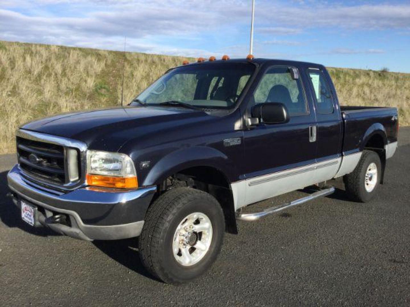 2000 Deep Wedgewood Blue Met/Silver Clearcoat Metallic /Medium Graphite Cloth Ford F-250 SD XLT SuperCab Short Bed 4WD (1FTNX21S1YE) with an 6.8L V10 SOHC 20V engine, 4-Speed Automatic transmission, located at 1801 Main Street, Lewiston, 83501, (208) 743-9371, 46.417065, -117.004799 - Photo#0