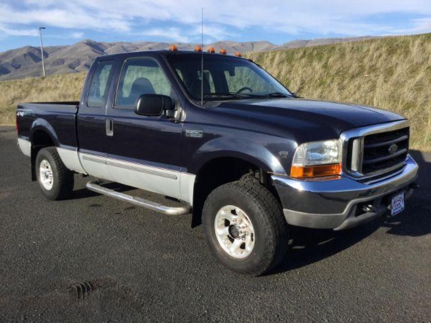 2000 Deep Wedgewood Blue Met/Silver Clearcoat Metallic /Medium Graphite Cloth Ford F-250 SD XLT SuperCab Short Bed 4WD (1FTNX21S1YE) with an 6.8L V10 SOHC 20V engine, 4-Speed Automatic transmission, located at 1801 Main Street, Lewiston, 83501, (208) 743-9371, 46.417065, -117.004799 - Photo#10