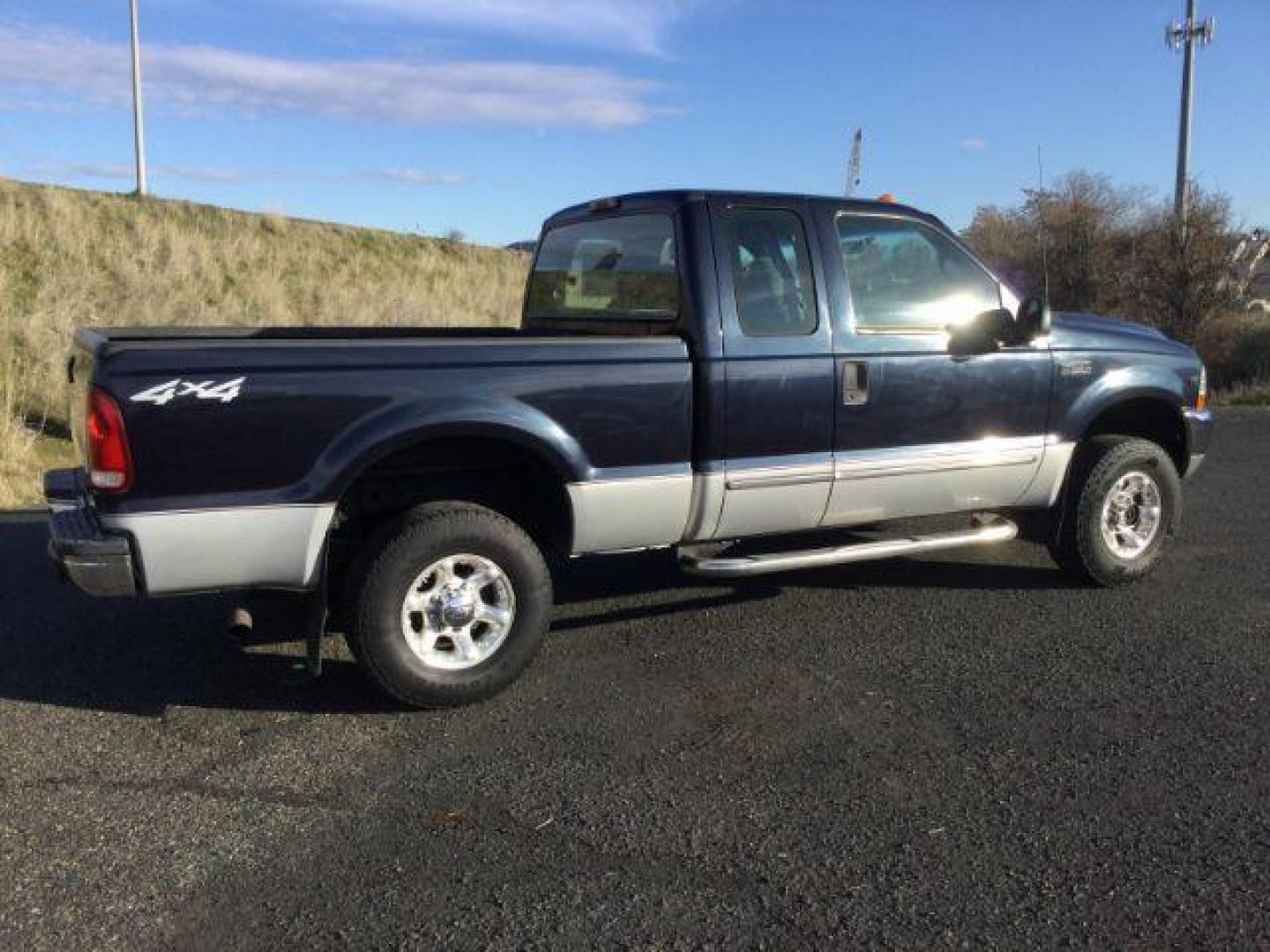 2000 Deep Wedgewood Blue Met/Silver Clearcoat Metallic /Medium Graphite Cloth Ford F-250 SD XLT SuperCab Short Bed 4WD (1FTNX21S1YE) with an 6.8L V10 SOHC 20V engine, 4-Speed Automatic transmission, located at 1801 Main Street, Lewiston, 83501, (208) 743-9371, 46.417065, -117.004799 - Photo#11