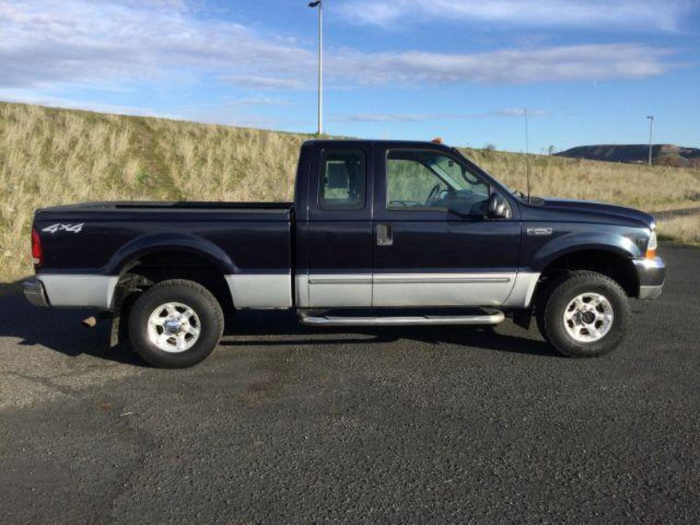 2000 Deep Wedgewood Blue Met/Silver Clearcoat Metallic /Medium Graphite Cloth Ford F-250 SD XLT SuperCab Short Bed 4WD (1FTNX21S1YE) with an 6.8L V10 SOHC 20V engine, 4-Speed Automatic transmission, located at 1801 Main Street, Lewiston, 83501, (208) 743-9371, 46.417065, -117.004799 - Photo#12