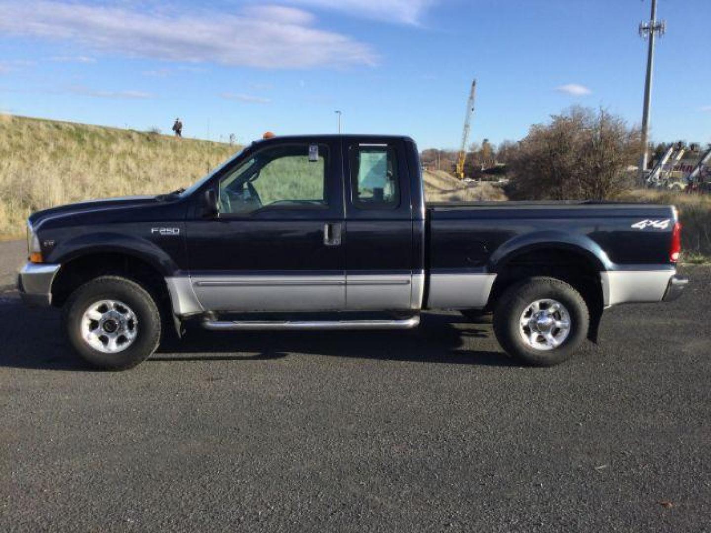 2000 Deep Wedgewood Blue Met/Silver Clearcoat Metallic /Medium Graphite Cloth Ford F-250 SD XLT SuperCab Short Bed 4WD (1FTNX21S1YE) with an 6.8L V10 SOHC 20V engine, 4-Speed Automatic transmission, located at 1801 Main Street, Lewiston, 83501, (208) 743-9371, 46.417065, -117.004799 - Photo#1