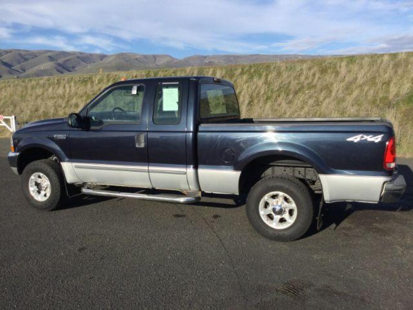 2000 Deep Wedgewood Blue Met/Silver Clearcoat Metallic /Medium Graphite Cloth Ford F-250 SD XLT SuperCab Short Bed 4WD (1FTNX21S1YE) with an 6.8L V10 SOHC 20V engine, 4-Speed Automatic transmission, located at 1801 Main Street, Lewiston, 83501, (208) 743-9371, 46.417065, -117.004799 - Photo#2