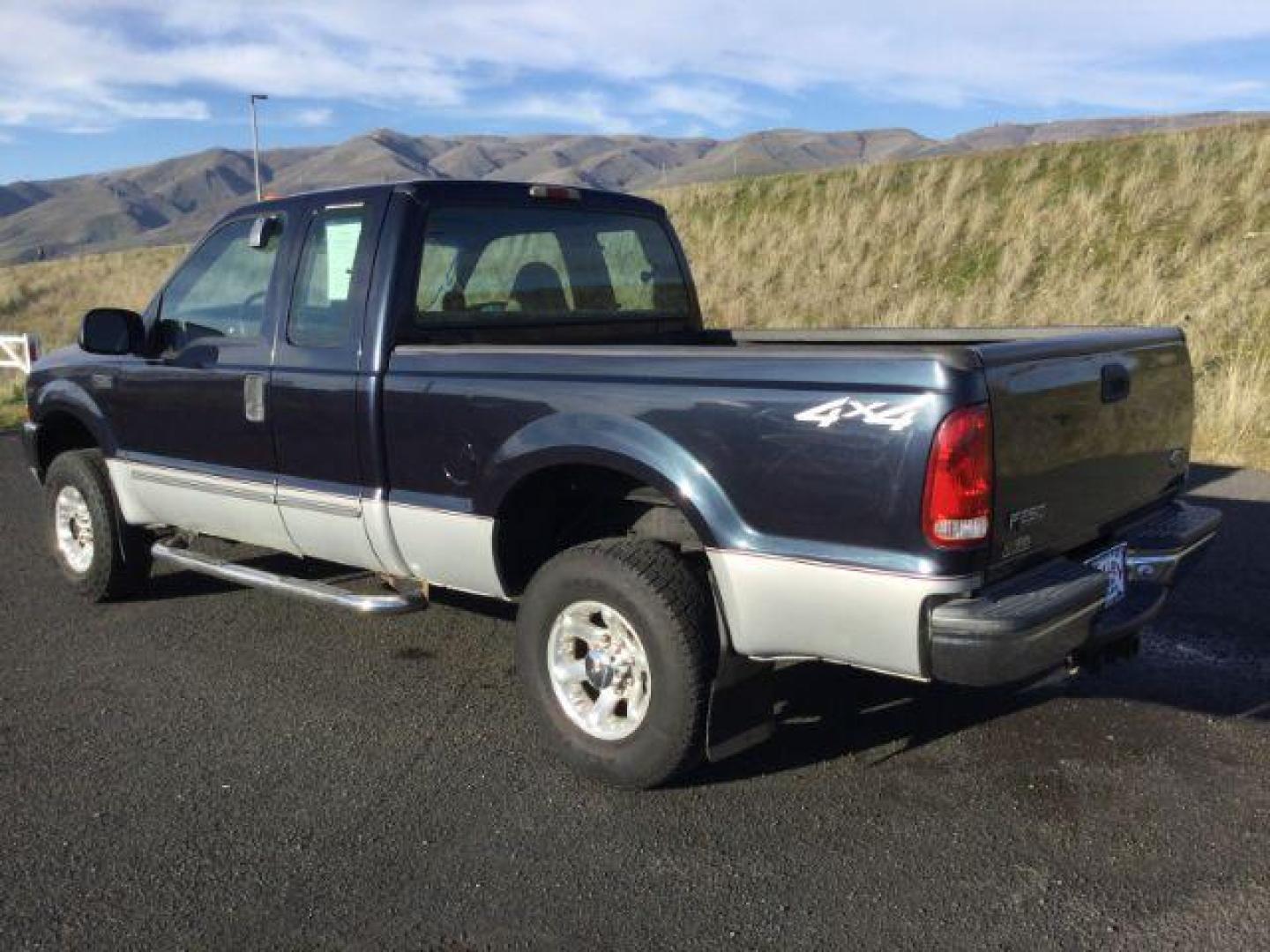 2000 Deep Wedgewood Blue Met/Silver Clearcoat Metallic /Medium Graphite Cloth Ford F-250 SD XLT SuperCab Short Bed 4WD (1FTNX21S1YE) with an 6.8L V10 SOHC 20V engine, 4-Speed Automatic transmission, located at 1801 Main Street, Lewiston, 83501, (208) 743-9371, 46.417065, -117.004799 - Photo#3