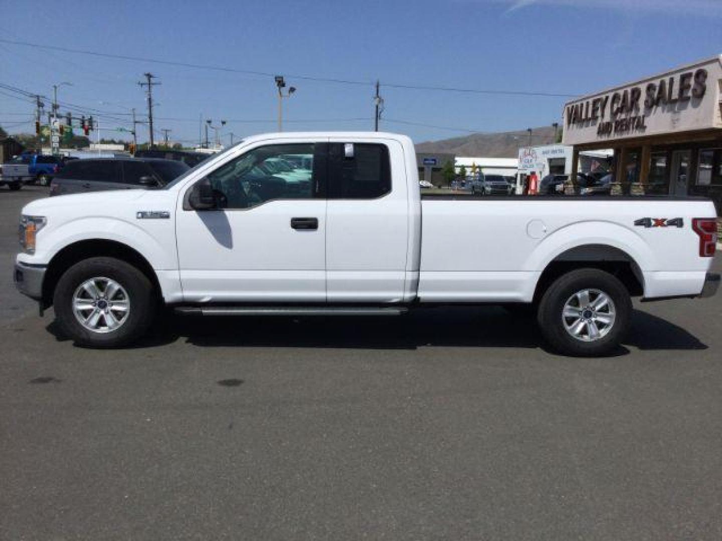 2020 Oxford White /Dark Earth Gray, cloth Ford F-150 XLT SuperCab 8-ft. Bed 4WD (1FTFX1E45LK) with an 3.5L V6 DOHC 24V engine, ELEC 10-speed auto w/tow mo transmission, located at 1801 Main Street, Lewiston, 83501, (208) 743-9371, 46.417065, -117.004799 - Photo#1