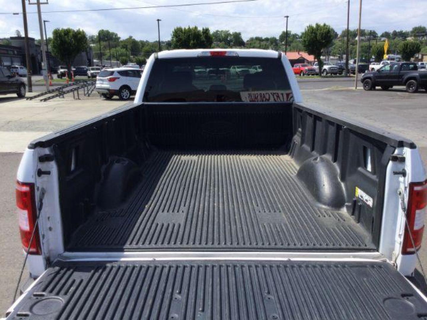 2020 Oxford White /Dark Earth Gray, cloth Ford F-150 XLT SuperCab 8-ft. Bed 4WD (1FTFX1E45LK) with an 3.5L V6 DOHC 24V engine, ELEC 10-speed auto w/tow mo transmission, located at 1801 Main Street, Lewiston, 83501, (208) 743-9371, 46.417065, -117.004799 - Photo#4