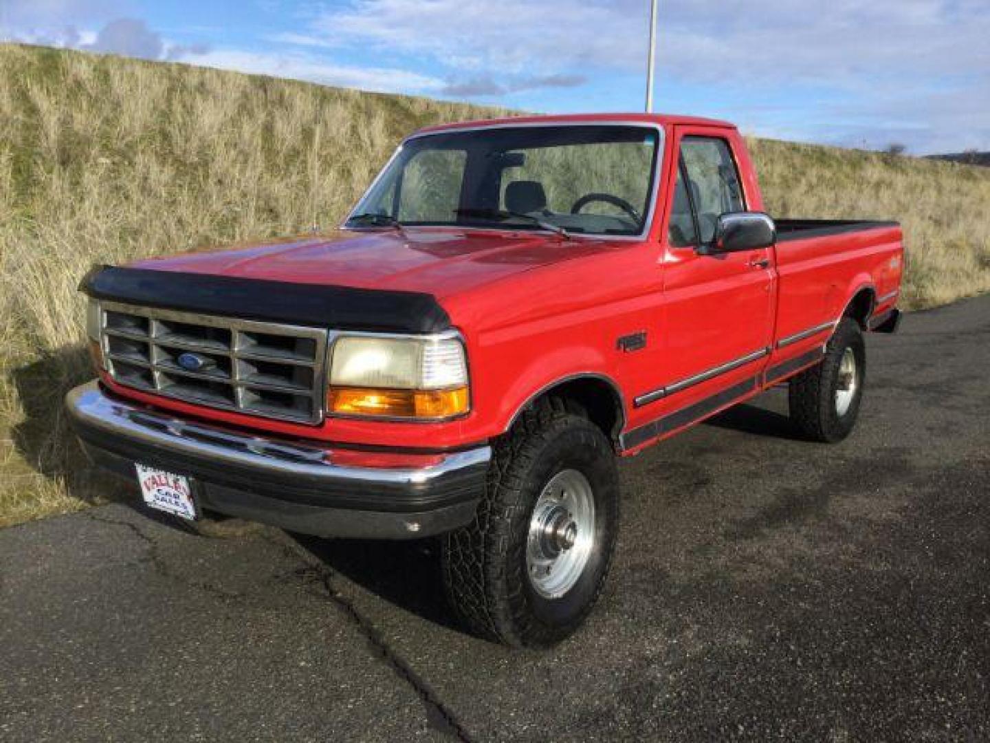 1994 Red /gray cloth Ford F-250 XLT Reg. cab 4x4 (2FTHF26GXRC) with an 7.5L V8 VIH 16V engine, 4- speed Automatic transmission, located at 1801 Main Street, Lewiston, 83501, (208) 743-9371, 46.417065, -117.004799 - Photo#0