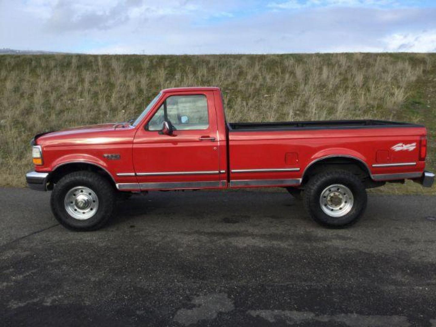 1994 Red /gray cloth Ford F-250 XLT Reg. cab 4x4 (2FTHF26GXRC) with an 7.5L V8 VIH 16V engine, 4- speed Automatic transmission, located at 1801 Main Street, Lewiston, 83501, (208) 743-9371, 46.417065, -117.004799 - Photo#12