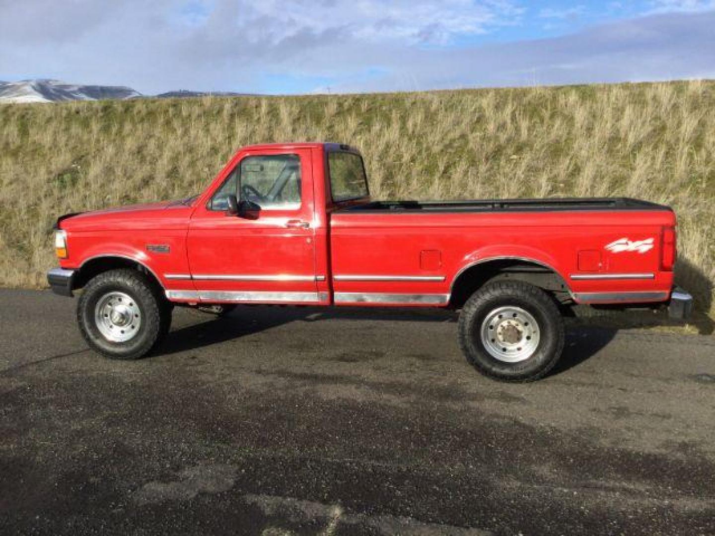 1994 Red /gray cloth Ford F-250 XLT Reg. cab 4x4 (2FTHF26GXRC) with an 7.5L V8 VIH 16V engine, 4- speed Automatic transmission, located at 1801 Main Street, Lewiston, 83501, (208) 743-9371, 46.417065, -117.004799 - Photo#1