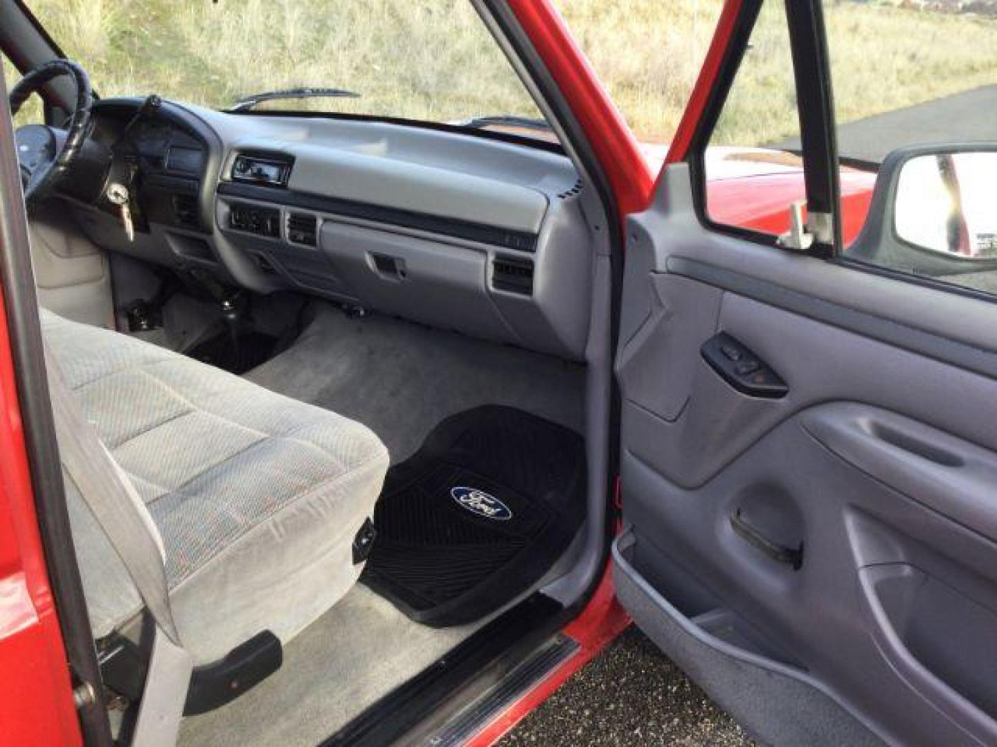 1994 Red /gray cloth Ford F-250 XLT Reg. cab 4x4 (2FTHF26GXRC) with an 7.5L V8 VIH 16V engine, 4- speed Automatic transmission, located at 1801 Main Street, Lewiston, 83501, (208) 743-9371, 46.417065, -117.004799 - Photo#19