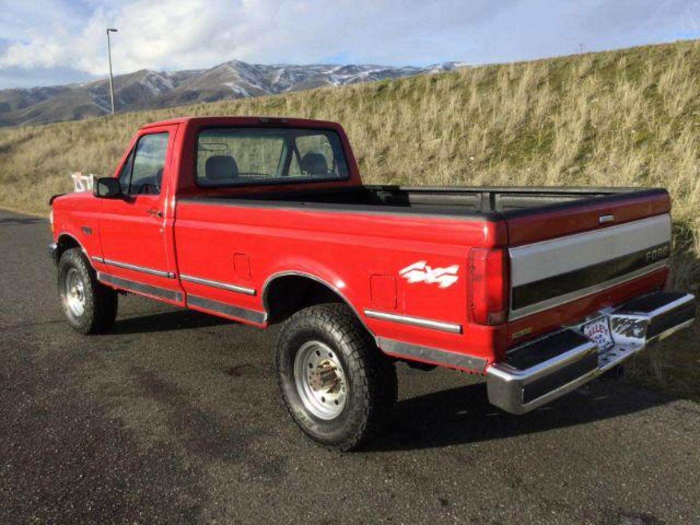 1994 Red /gray cloth Ford F-250 XLT Reg. cab 4x4 (2FTHF26GXRC) with an 7.5L V8 VIH 16V engine, 4- speed Automatic transmission, located at 1801 Main Street, Lewiston, 83501, (208) 743-9371, 46.417065, -117.004799 - Photo#2