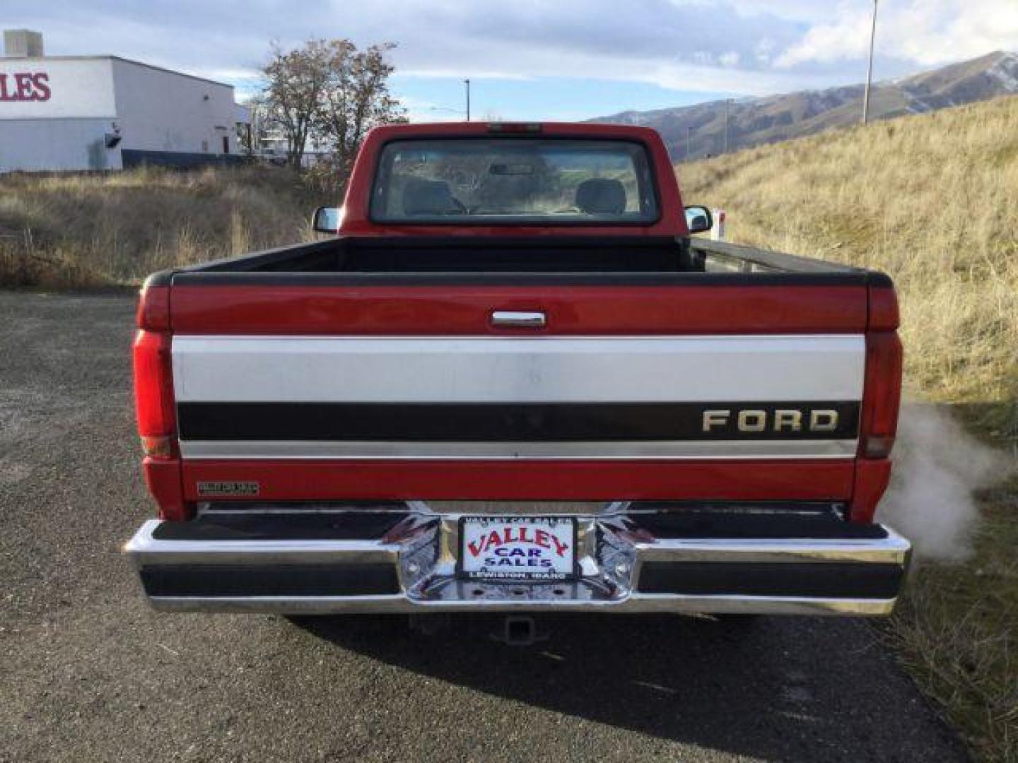 1994 Red /gray cloth Ford F-250 XLT Reg. cab 4x4 (2FTHF26GXRC) with an 7.5L V8 VIH 16V engine, 4- speed Automatic transmission, located at 1801 Main Street, Lewiston, 83501, (208) 743-9371, 46.417065, -117.004799 - Photo#3