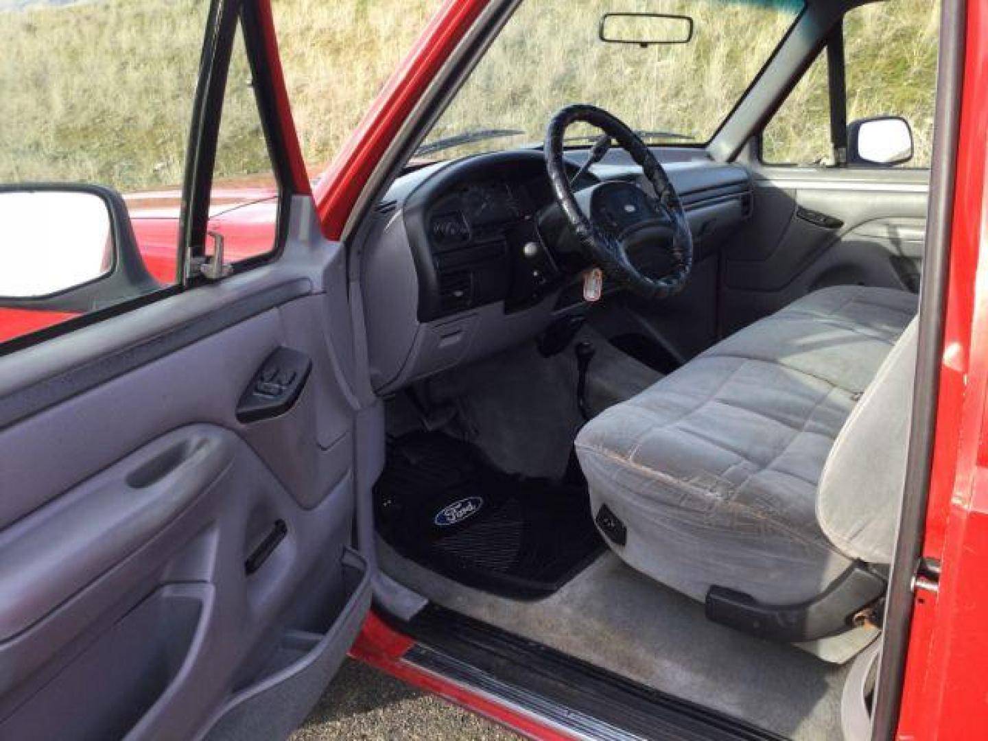 1994 Red /gray cloth Ford F-250 XLT Reg. cab 4x4 (2FTHF26GXRC) with an 7.5L V8 VIH 16V engine, 4- speed Automatic transmission, located at 1801 Main Street, Lewiston, 83501, (208) 743-9371, 46.417065, -117.004799 - Photo#8