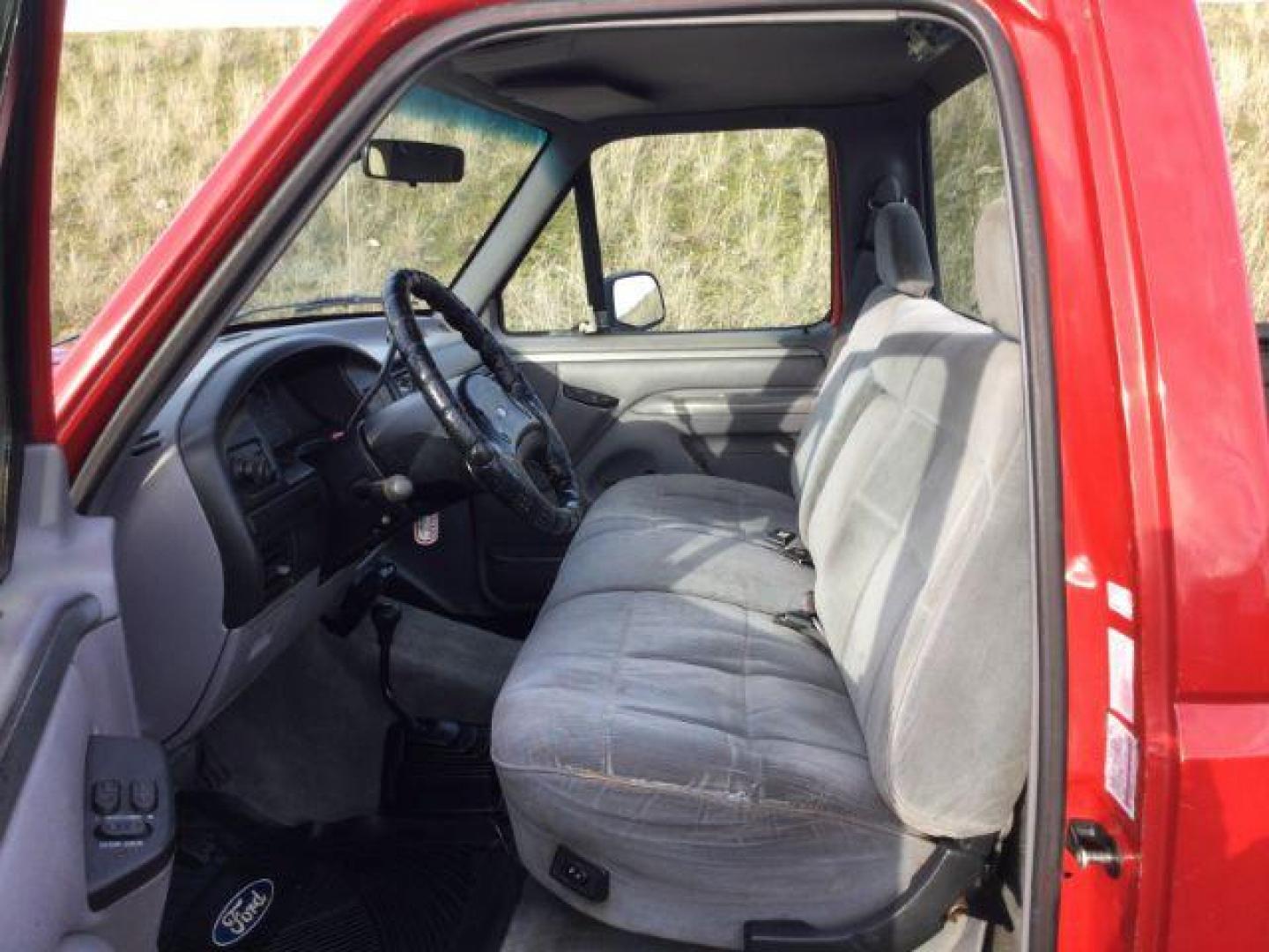 1994 Red /gray cloth Ford F-250 XLT Reg. cab 4x4 (2FTHF26GXRC) with an 7.5L V8 VIH 16V engine, 4- speed Automatic transmission, located at 1801 Main Street, Lewiston, 83501, (208) 743-9371, 46.417065, -117.004799 - Photo#9