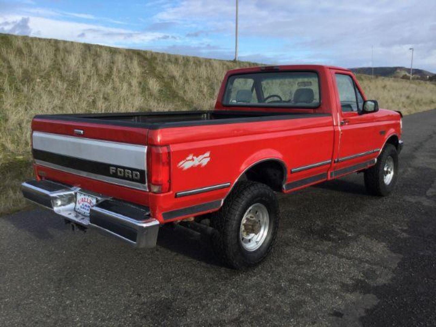 1994 Red /gray cloth Ford F-250 XLT Reg. cab 4x4 (2FTHF26GXRC) with an 7.5L V8 VIH 16V engine, 4- speed Automatic transmission, located at 1801 Main Street, Lewiston, 83501, (208) 743-9371, 46.417065, -117.004799 - Photo#16