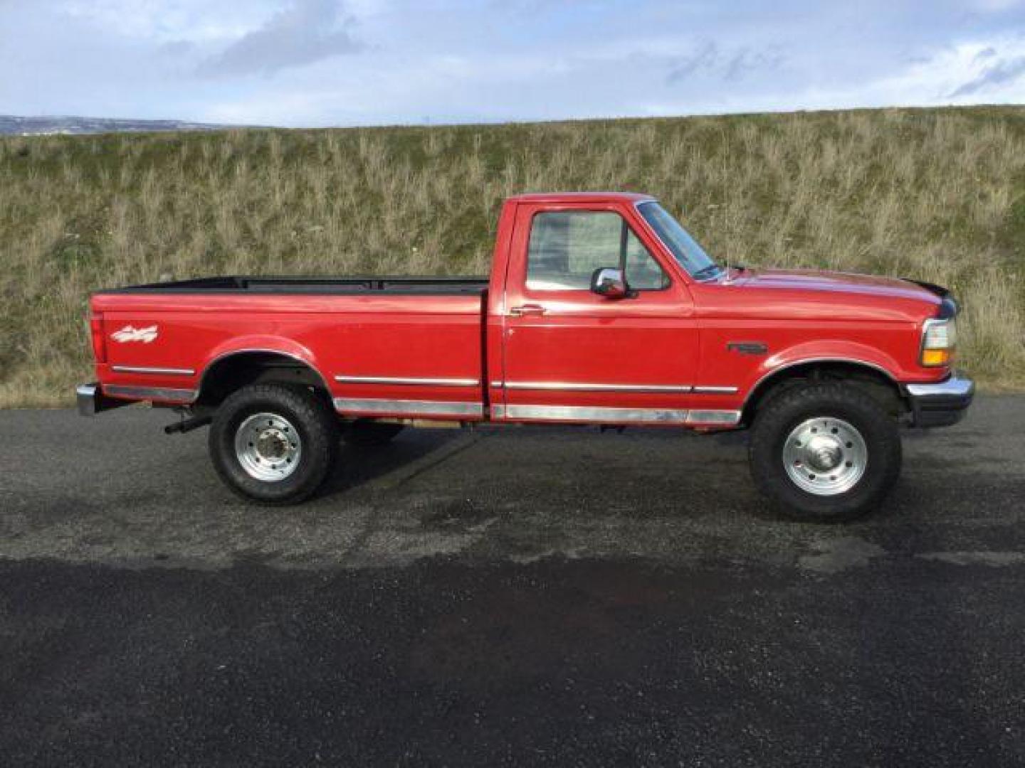 1994 Red /gray cloth Ford F-250 XLT Reg. cab 4x4 (2FTHF26GXRC) with an 7.5L V8 VIH 16V engine, 4- speed Automatic transmission, located at 1801 Main Street, Lewiston, 83501, (208) 743-9371, 46.417065, -117.004799 - Photo#17