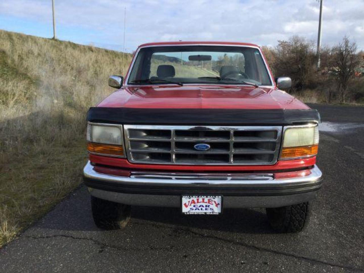 1994 Red /gray cloth Ford F-250 XLT Reg. cab 4x4 (2FTHF26GXRC) with an 7.5L V8 VIH 16V engine, 4- speed Automatic transmission, located at 1801 Main Street, Lewiston, 83501, (208) 743-9371, 46.417065, -117.004799 - Photo#5