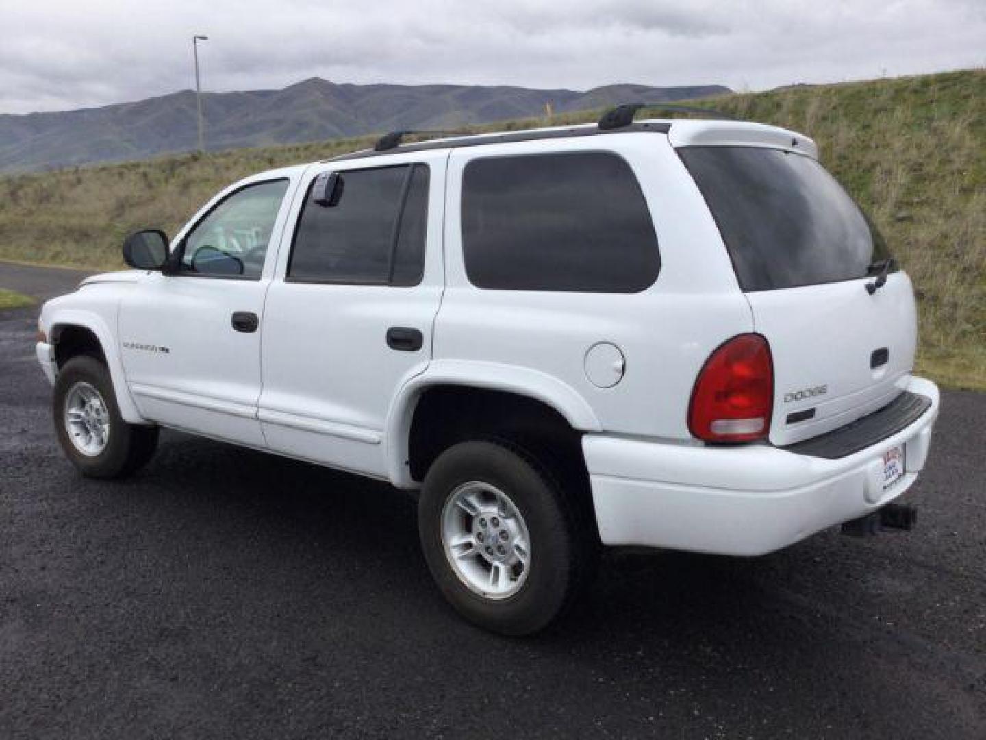 1999 Bright White Clear Coat /black leather Dodge Durango 4WD (1B4HS28Y6XF) with an 5.2L V8 OHV 16V engine, 4-Speed Automatic transmission, located at 1801 Main Street, Lewiston, 83501, (208) 743-9371, 46.417065, -117.004799 - Photo#2