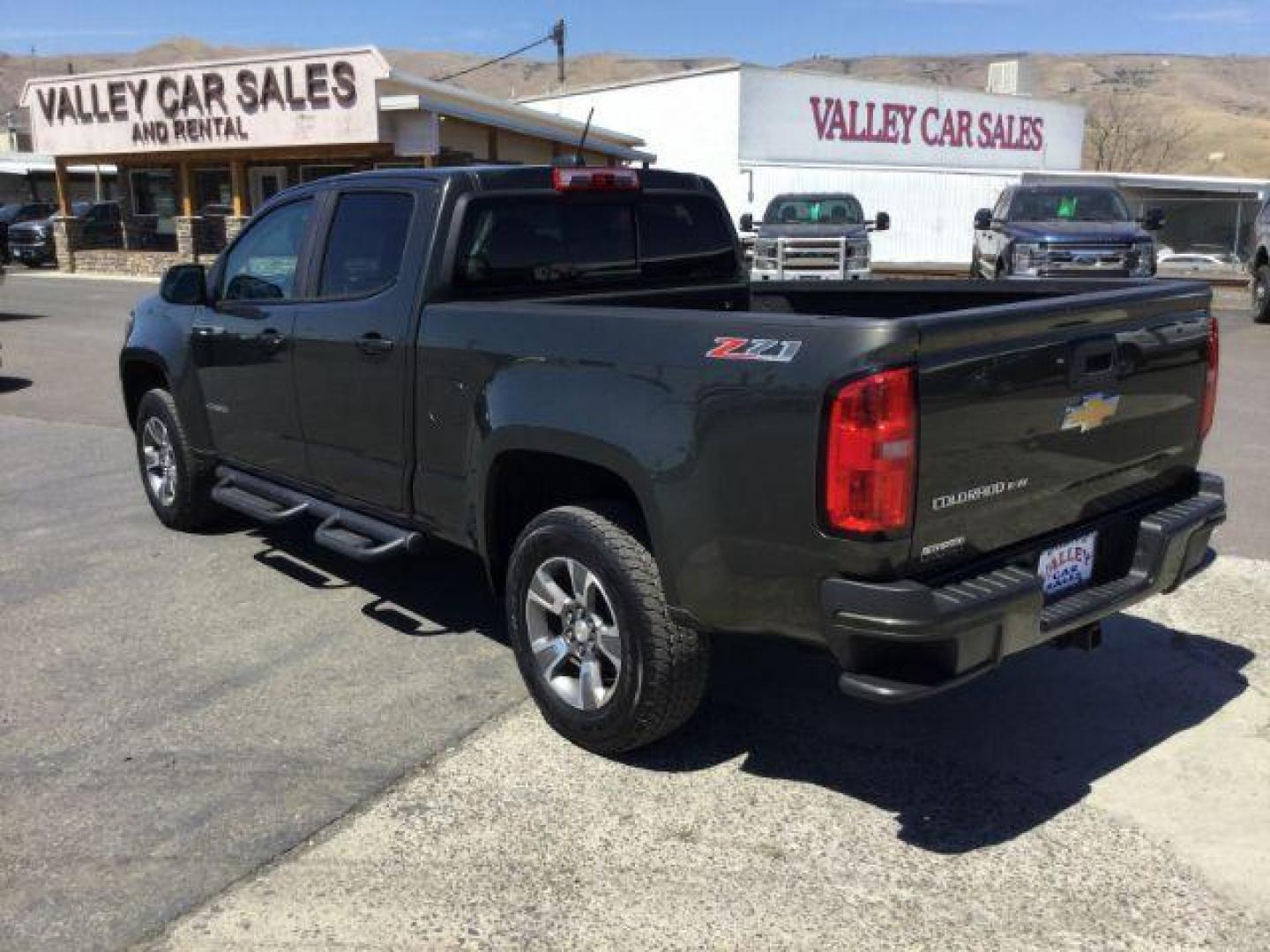 2018 Deepwood Green Metallic /Jet Black, leatherette/cloth Chevrolet Colorado Z71 Crew Cab 4WD Long Box (1GCGTDEN8J1) with an 3.6L V6 DOHC 24V GAS engine, 6-Speed Automatic transmission, located at 1801 Main Street, Lewiston, 83501, (208) 743-9371, 46.417065, -117.004799 - Photo#2