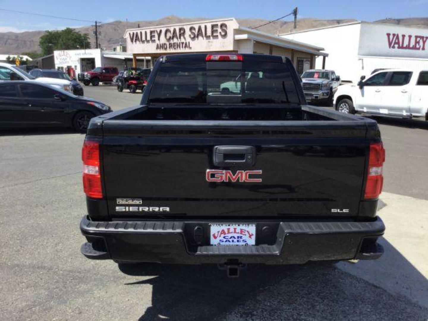 2017 Onyx Black /Dark Ash Seats w/Jet Black Interior Accents, cloth GMC Sierra 1500 SLE Crew Cab Short Box 4WD (3GTU2MEC1HG) with an 5.3L V8 OHV 16V engine, 6-Speed Automatic transmission, located at 1801 Main Street, Lewiston, 83501, (208) 743-9371, 46.417065, -117.004799 - Photo#5