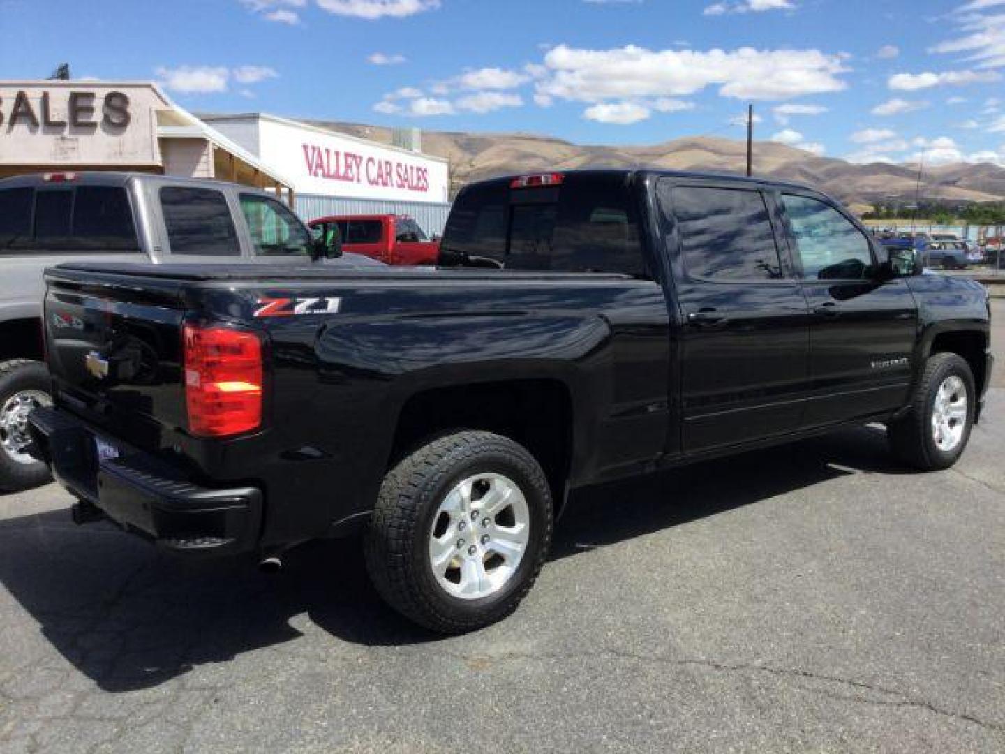 2018 Black /Jet Black, leather Chevrolet Silverado 1500 LT Crew Cab Long Box 4WD (1GCUKREC9JF) with an 5.3L V8 OHV 16V engine, 6-Speed Automatic transmission, located at 1801 Main Street, Lewiston, 83501, (208) 743-9371, 46.417065, -117.004799 - Photo#18