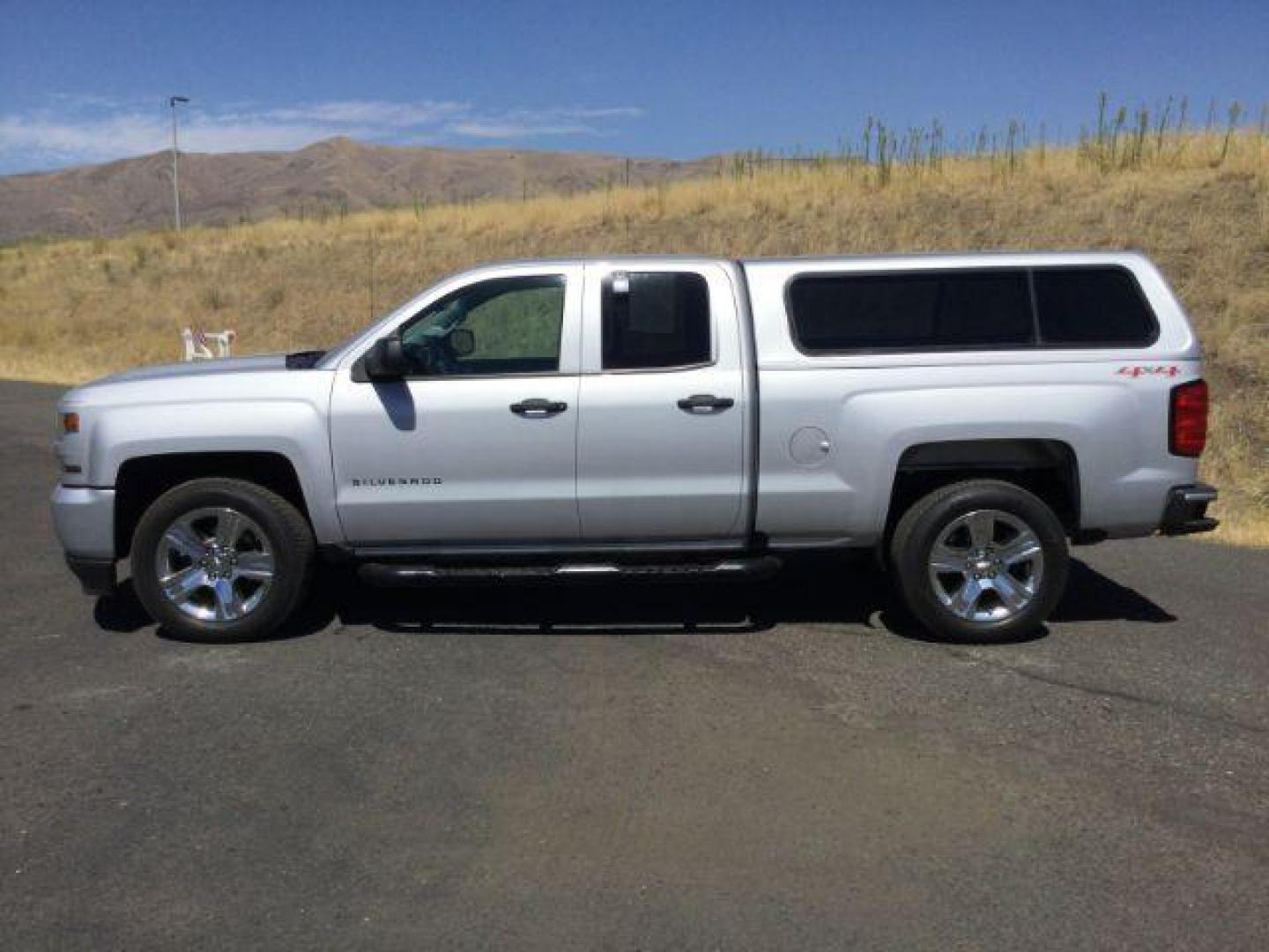 2017 Silver Ice Metallic /GRAY CLOTH Chevrolet Silverado 1500 Custom Double Cab 4WD (1GCVKPEC8HZ) with an 5.3L V8 OHV 16V engine, 6-Speed Automatic transmission, located at 1801 Main Street, Lewiston, 83501, (208) 743-9371, 46.417065, -117.004799 - Photo#11