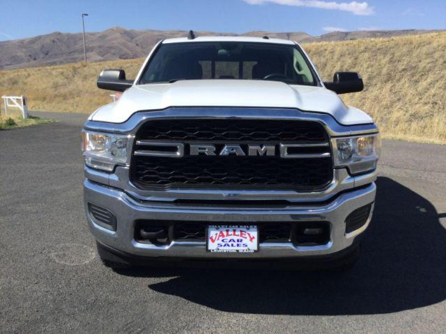 2019 Bright White Clear Coat /Black, cloth RAM 3500 Tradesman Crew Cab 4WD (3C63R3GL3KG) with an 6.7L L6 OHV 24V TURBO DIESEL engine, 6-Speed Automatic transmission, located at 1801 Main Street, Lewiston, 83501, (208) 743-9371, 46.417065, -117.004799 - Photo#9