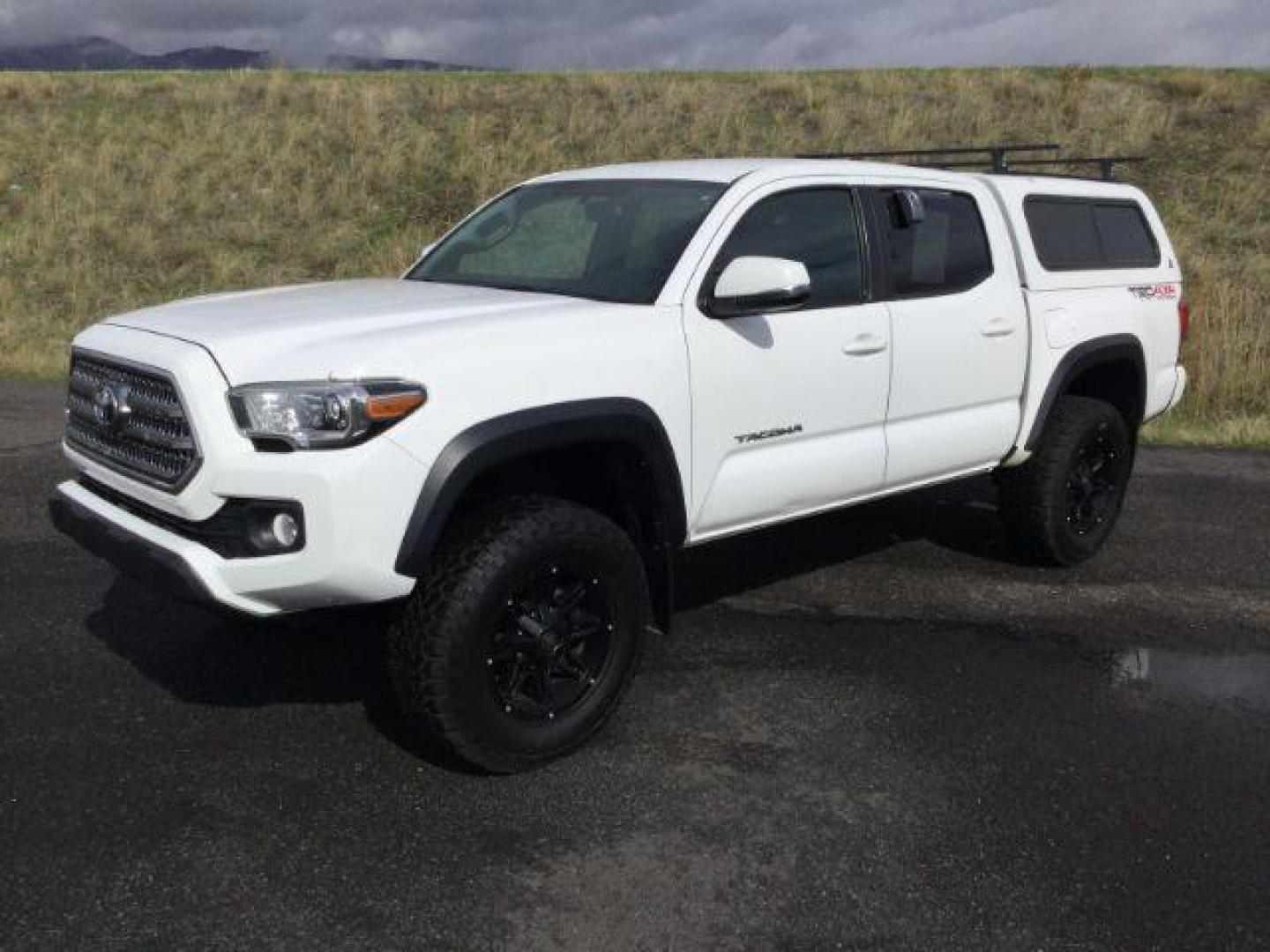 2017 Super White /Cement Gray, cloth Toyota Tacoma TRD-OFFROAD (5TFCZ5ANXHX) with an 3.5L V6 DOHC 24V engine, 6-Speed Automatic transmission, located at 1801 Main Street, Lewiston, 83501, (208) 743-9371, 46.417065, -117.004799 - Photo#0