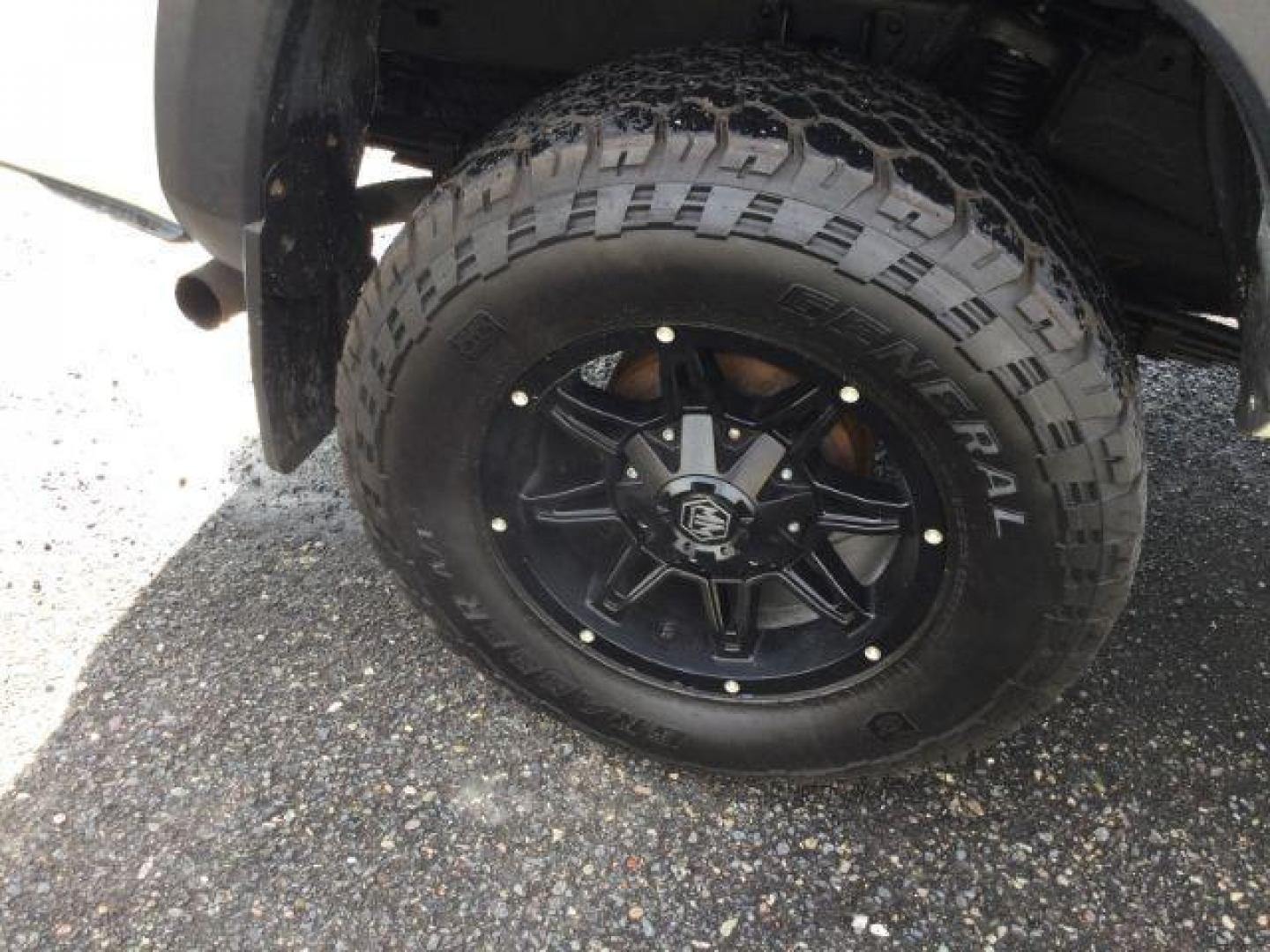 2017 Super White /Cement Gray, cloth Toyota Tacoma TRD-OFFROAD (5TFCZ5ANXHX) with an 3.5L V6 DOHC 24V engine, 6-Speed Automatic transmission, located at 1801 Main Street, Lewiston, 83501, (208) 743-9371, 46.417065, -117.004799 - Photo#10