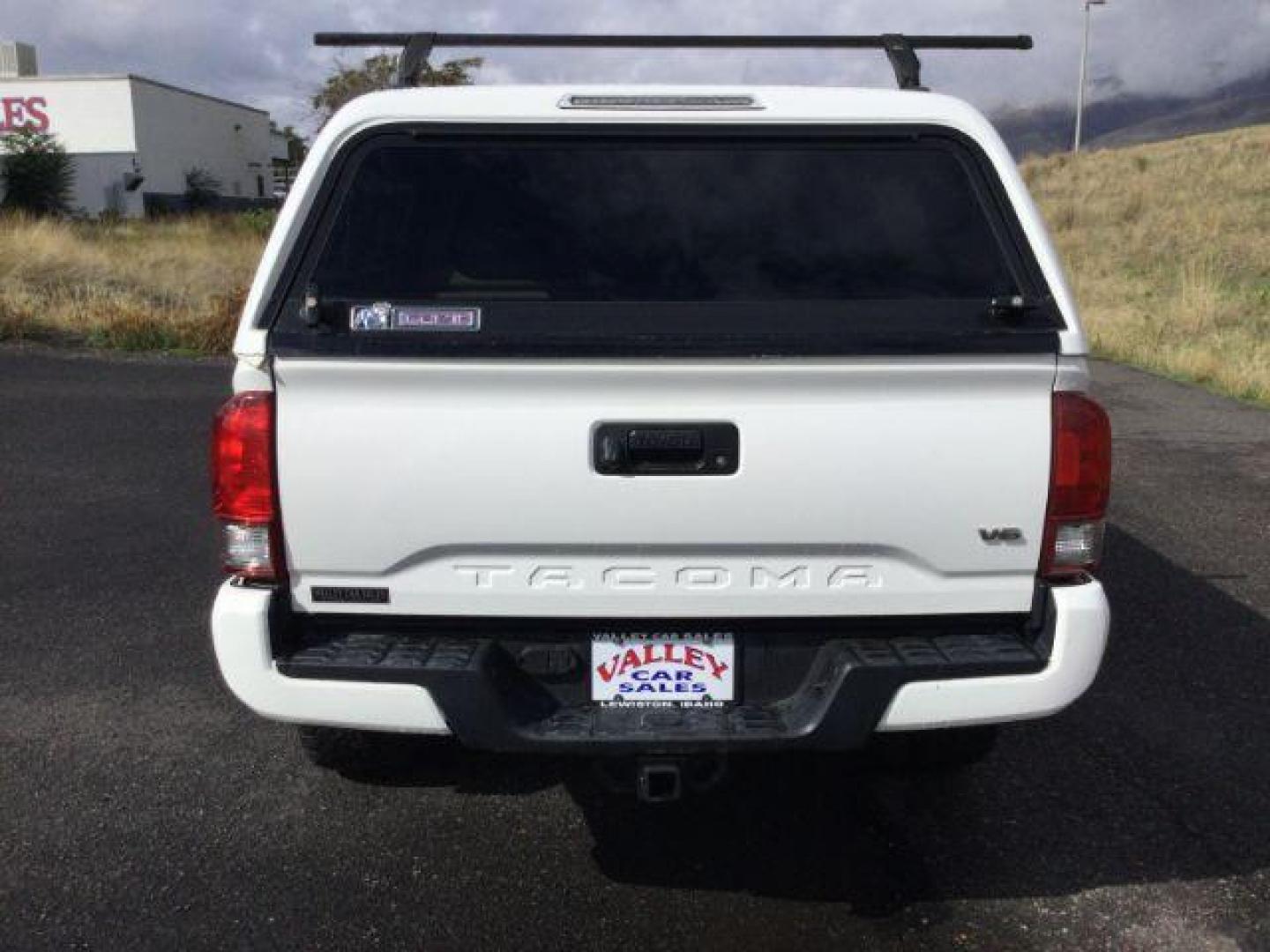 2017 Super White /Cement Gray, cloth Toyota Tacoma TRD-OFFROAD (5TFCZ5ANXHX) with an 3.5L V6 DOHC 24V engine, 6-Speed Automatic transmission, located at 1801 Main Street, Lewiston, 83501, (208) 743-9371, 46.417065, -117.004799 - Photo#12