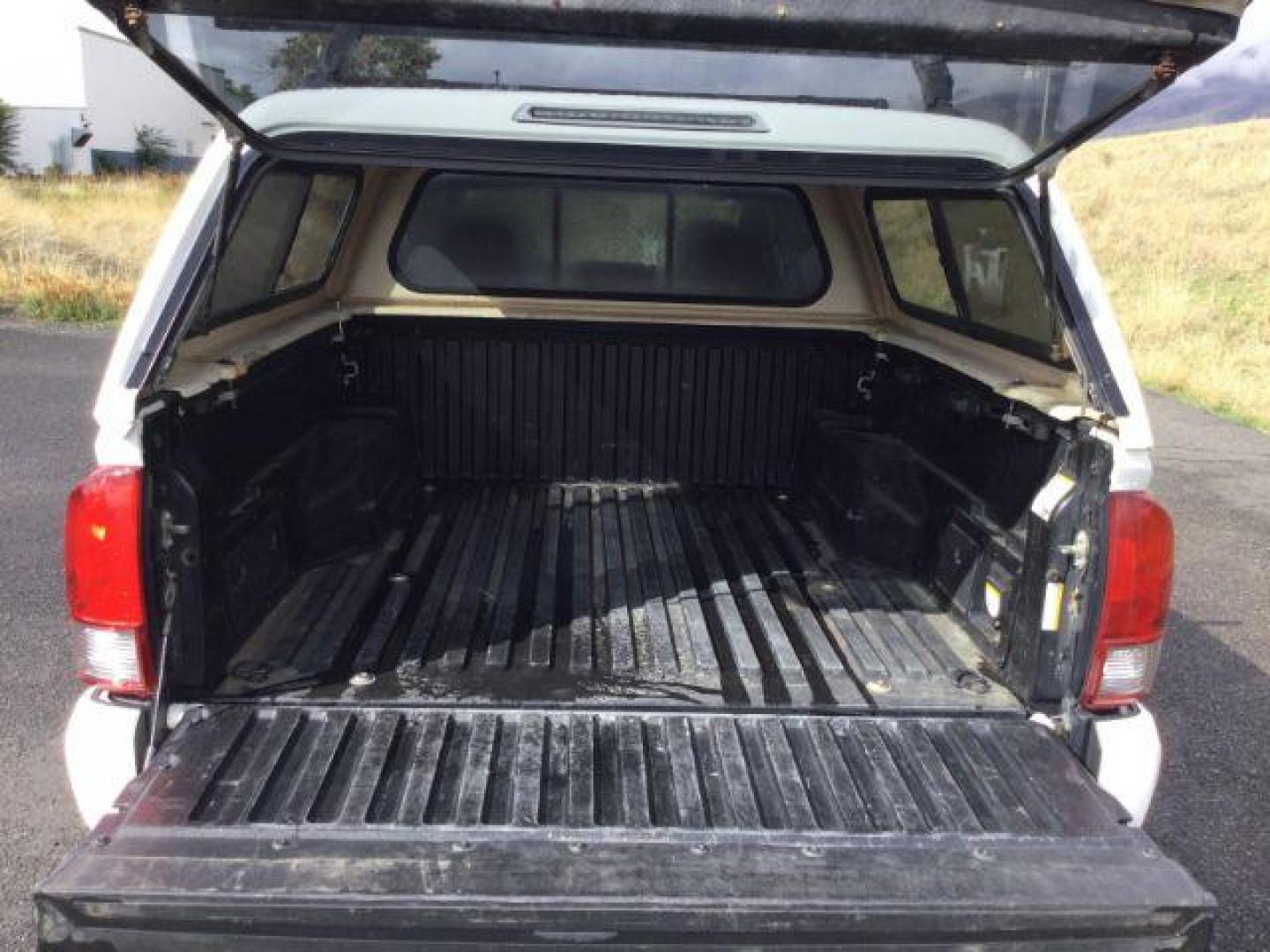 2017 Super White /Cement Gray, cloth Toyota Tacoma TRD-OFFROAD (5TFCZ5ANXHX) with an 3.5L V6 DOHC 24V engine, 6-Speed Automatic transmission, located at 1801 Main Street, Lewiston, 83501, (208) 743-9371, 46.417065, -117.004799 - Photo#13