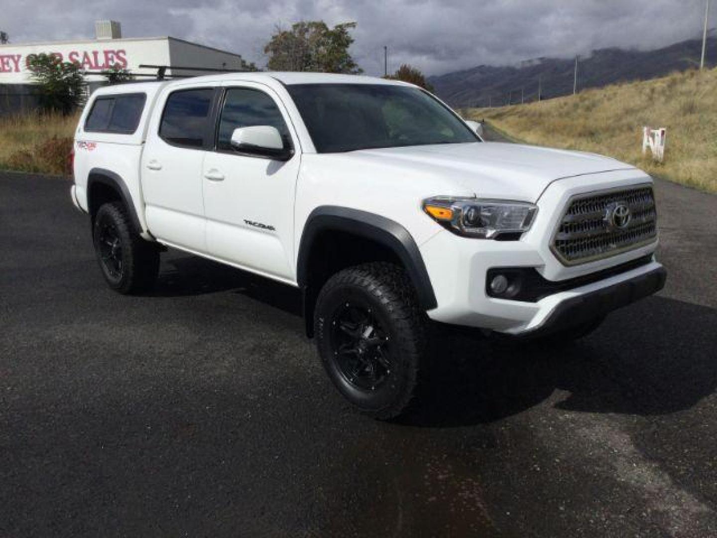 2017 Super White /Cement Gray, cloth Toyota Tacoma TRD-OFFROAD (5TFCZ5ANXHX) with an 3.5L V6 DOHC 24V engine, 6-Speed Automatic transmission, located at 1801 Main Street, Lewiston, 83501, (208) 743-9371, 46.417065, -117.004799 - Photo#14