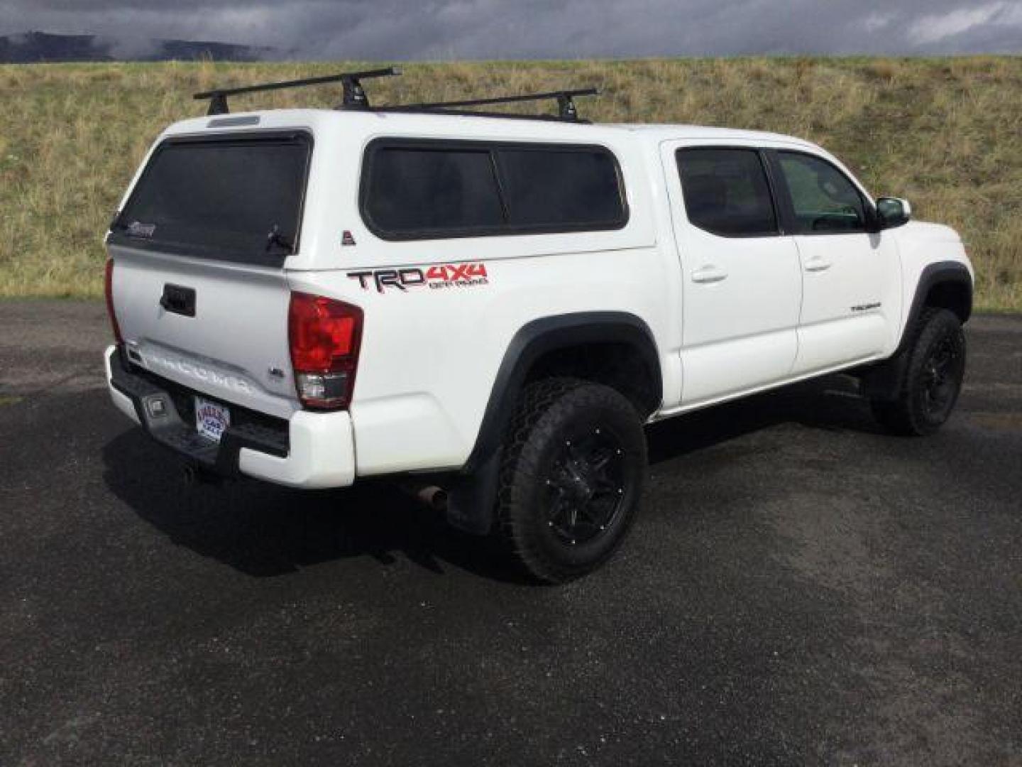 2017 Super White /Cement Gray, cloth Toyota Tacoma TRD-OFFROAD (5TFCZ5ANXHX) with an 3.5L V6 DOHC 24V engine, 6-Speed Automatic transmission, located at 1801 Main Street, Lewiston, 83501, (208) 743-9371, 46.417065, -117.004799 - Photo#16