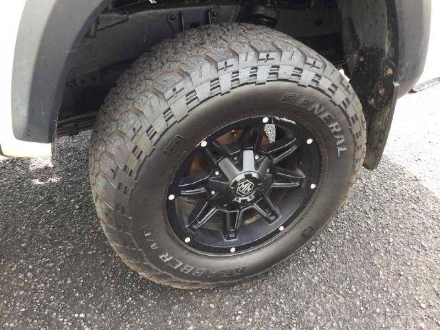 2017 Super White /Cement Gray, cloth Toyota Tacoma TRD-OFFROAD (5TFCZ5ANXHX) with an 3.5L V6 DOHC 24V engine, 6-Speed Automatic transmission, located at 1801 Main Street, Lewiston, 83501, (208) 743-9371, 46.417065, -117.004799 - Photo#17