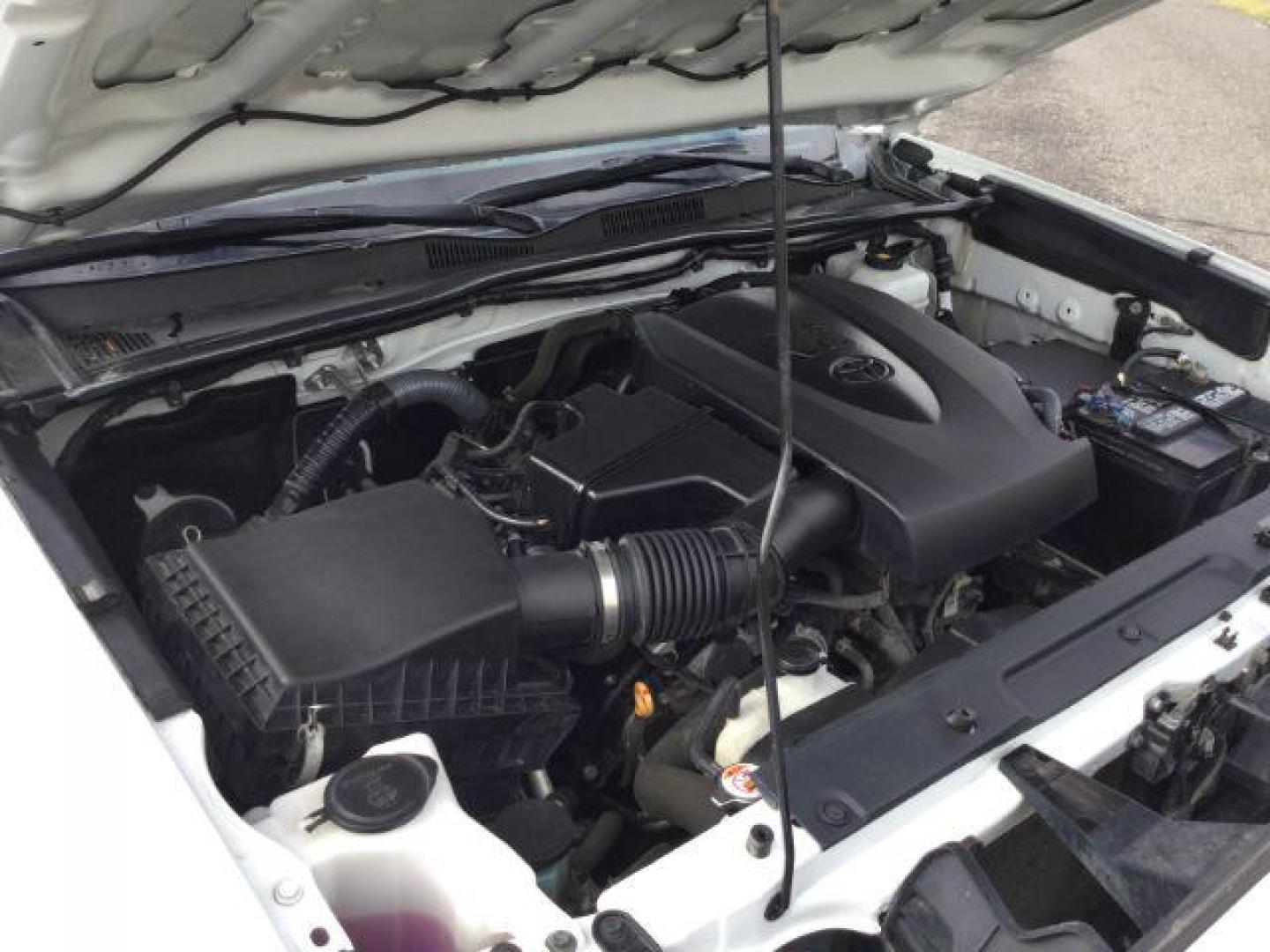 2017 Super White /Cement Gray, cloth Toyota Tacoma TRD-OFFROAD (5TFCZ5ANXHX) with an 3.5L V6 DOHC 24V engine, 6-Speed Automatic transmission, located at 1801 Main Street, Lewiston, 83501, (208) 743-9371, 46.417065, -117.004799 - Photo#27