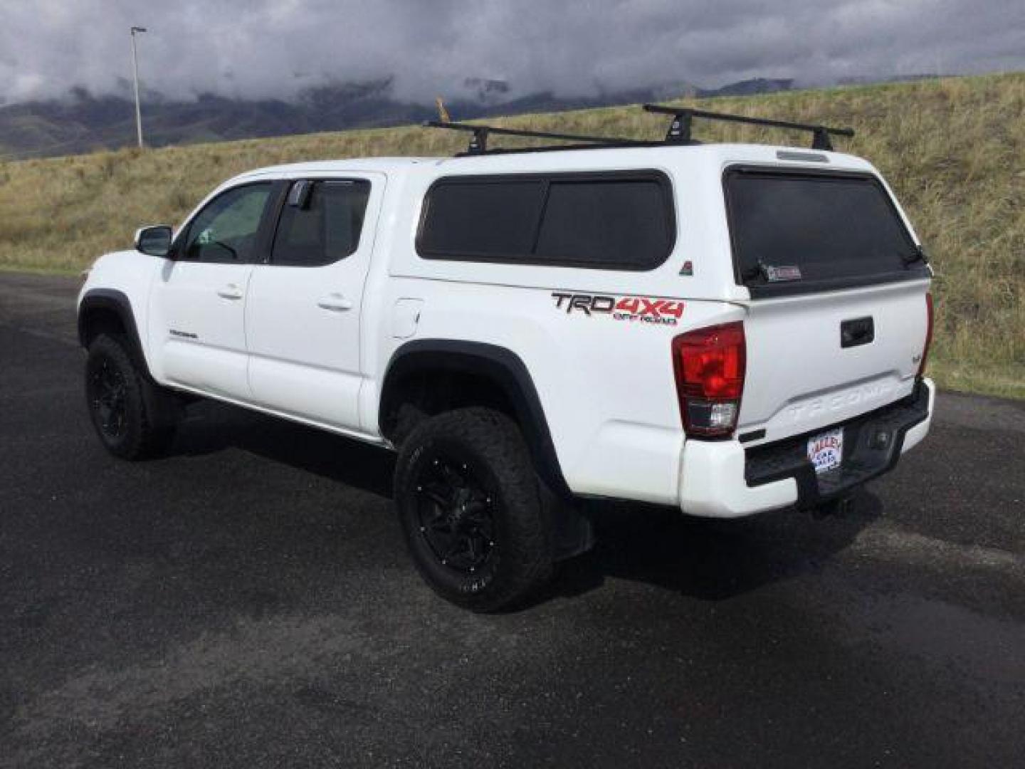 2017 Super White /Cement Gray, cloth Toyota Tacoma TRD-OFFROAD (5TFCZ5ANXHX) with an 3.5L V6 DOHC 24V engine, 6-Speed Automatic transmission, located at 1801 Main Street, Lewiston, 83501, (208) 743-9371, 46.417065, -117.004799 - Photo#2