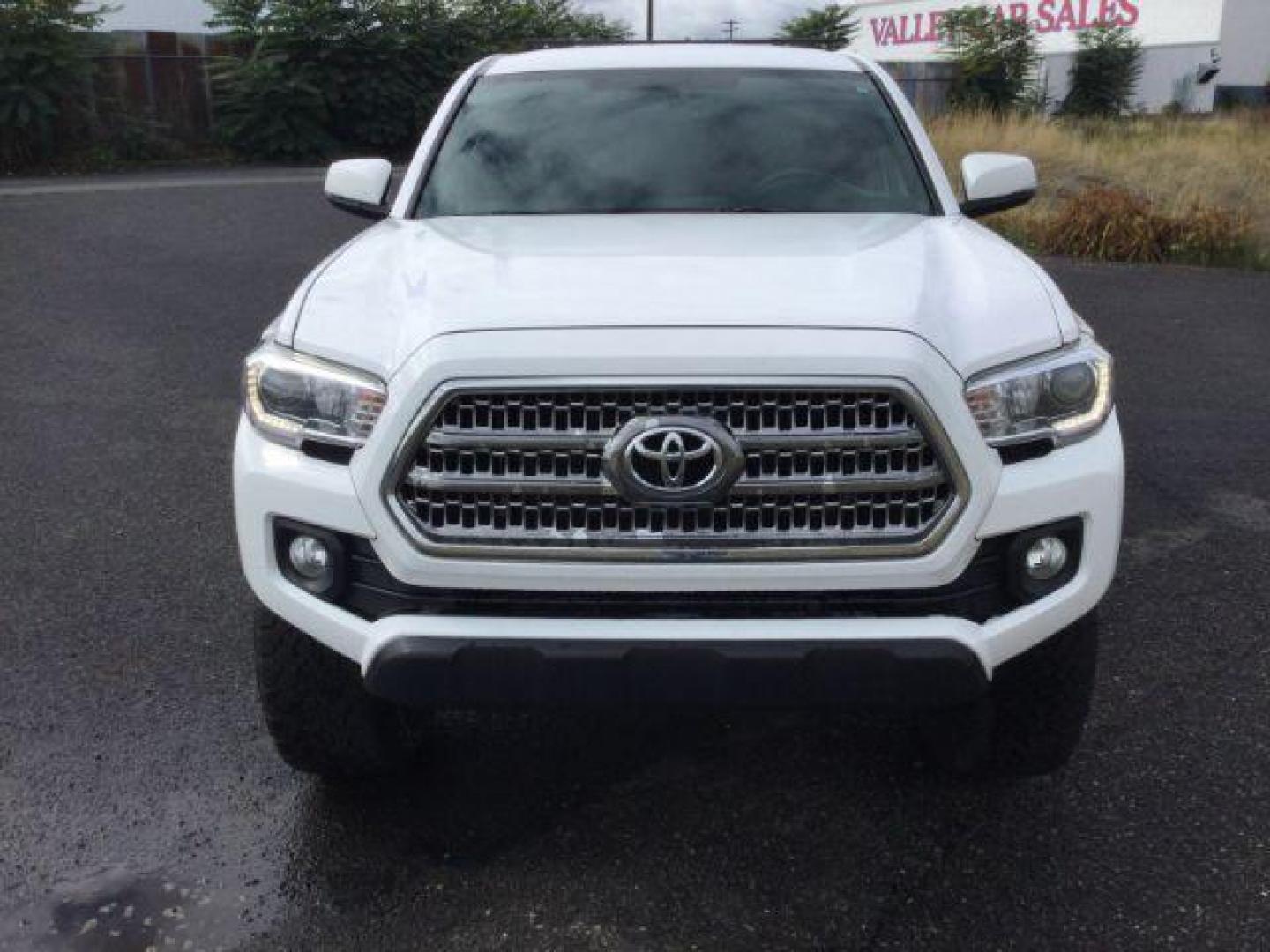 2017 Super White /Cement Gray, cloth Toyota Tacoma TRD-OFFROAD (5TFCZ5ANXHX) with an 3.5L V6 DOHC 24V engine, 6-Speed Automatic transmission, located at 1801 Main Street, Lewiston, 83501, (208) 743-9371, 46.417065, -117.004799 - Photo#3