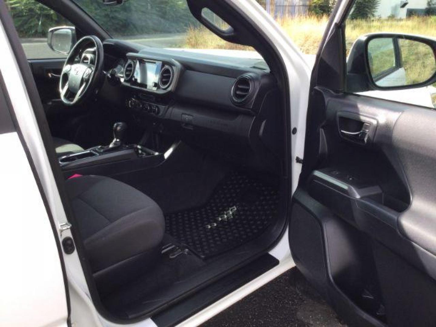 2017 Super White /Cement Gray, cloth Toyota Tacoma TRD-OFFROAD (5TFCZ5ANXHX) with an 3.5L V6 DOHC 24V engine, 6-Speed Automatic transmission, located at 1801 Main Street, Lewiston, 83501, (208) 743-9371, 46.417065, -117.004799 - Photo#6