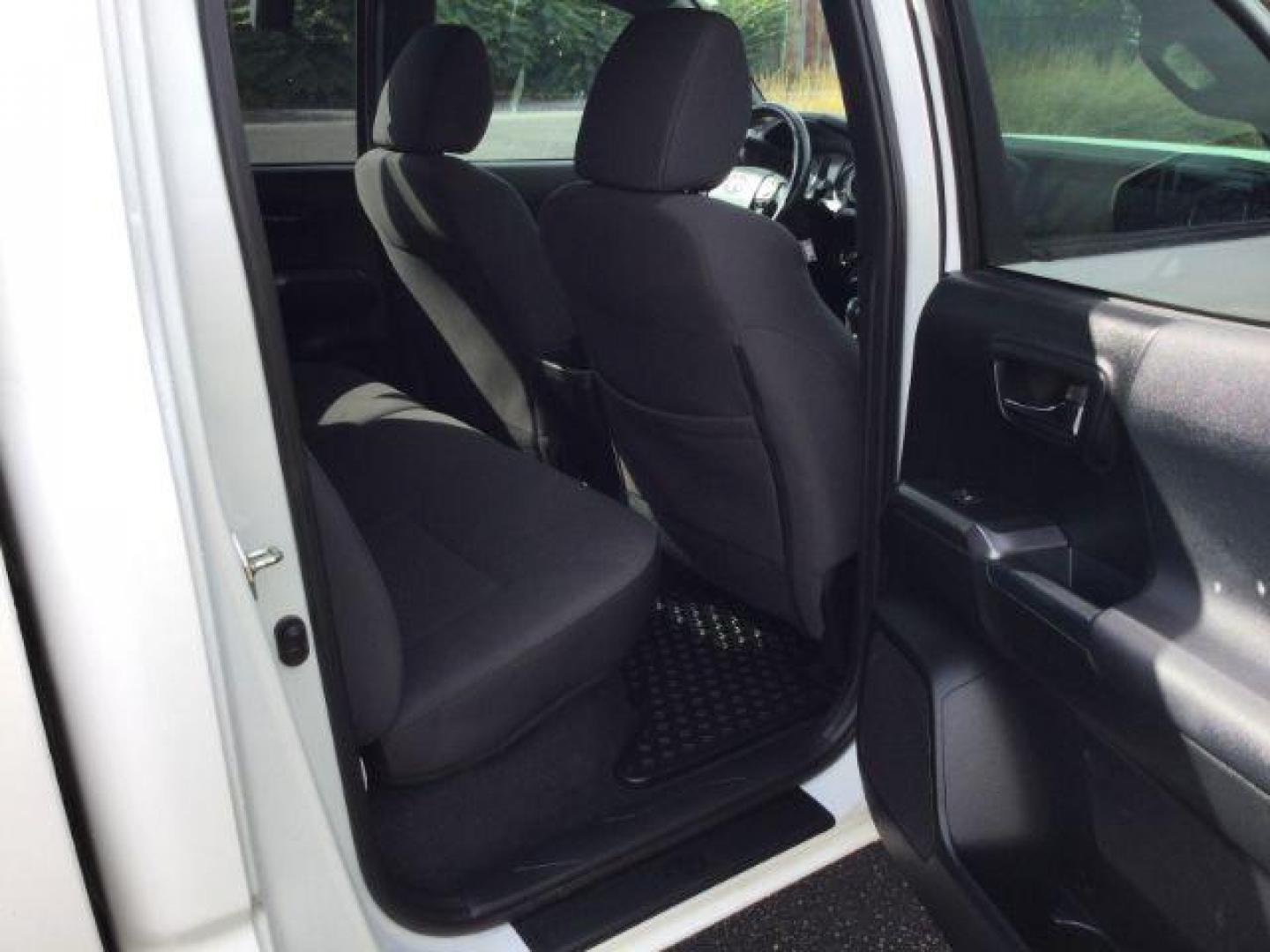 2017 Super White /Cement Gray, cloth Toyota Tacoma TRD-OFFROAD (5TFCZ5ANXHX) with an 3.5L V6 DOHC 24V engine, 6-Speed Automatic transmission, located at 1801 Main Street, Lewiston, 83501, (208) 743-9371, 46.417065, -117.004799 - Photo#8