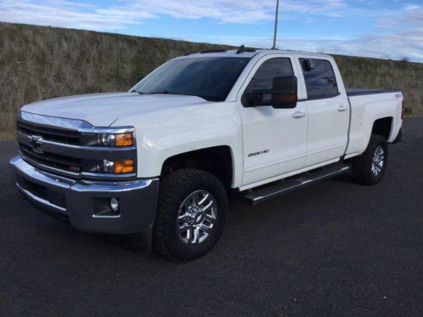 2019 Summit White /Jet Black, cloth Chevrolet Silverado 2500HD LT Crew Cab Short Box 4WD (1GC1KSEG3KF) with an 6.0L V8 OHV 16V engine, 6-Speed Automatic transmission, located at 1801 Main Street, Lewiston, 83501, (208) 743-9371, 46.417065, -117.004799 - Photo#0