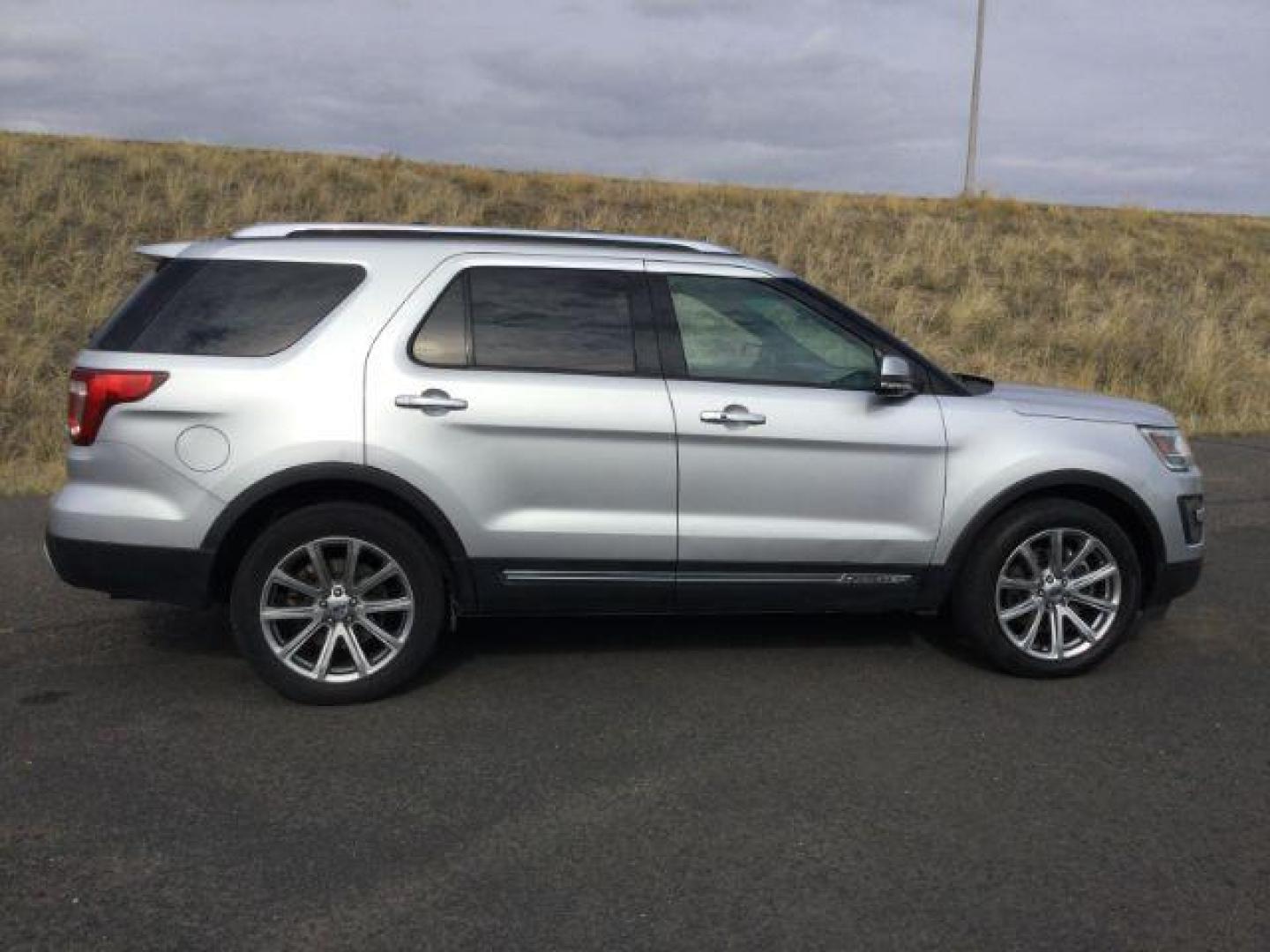 2016 Ingot Silver /Ebony Black, premium leather Ford Explorer Limited 4WD (1FM5K8F81GG) with an 3.5L V6 DOHC 24V engine, 6-Speed Automatic transmission, located at 1801 Main Street, Lewiston, 83501, (208) 743-9371, 46.417065, -117.004799 - Photo#11