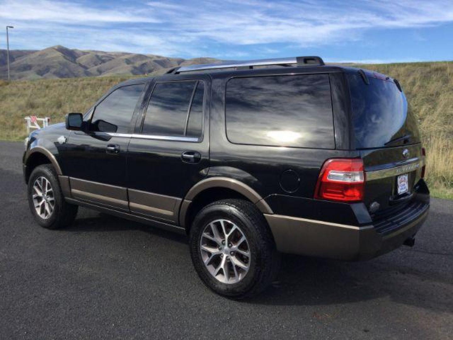 2015 Tuxedo Black Metallic /Mesa w/Ebony Ford Expedition King Ranch 4WD (1FMJU1JT5FE) with an 3.5L V6 DOHC 24V FFV engine, 6-Speed Automatic transmission, located at 1801 Main Street, Lewiston, 83501, (208) 743-9371, 46.417065, -117.004799 - Photo#2