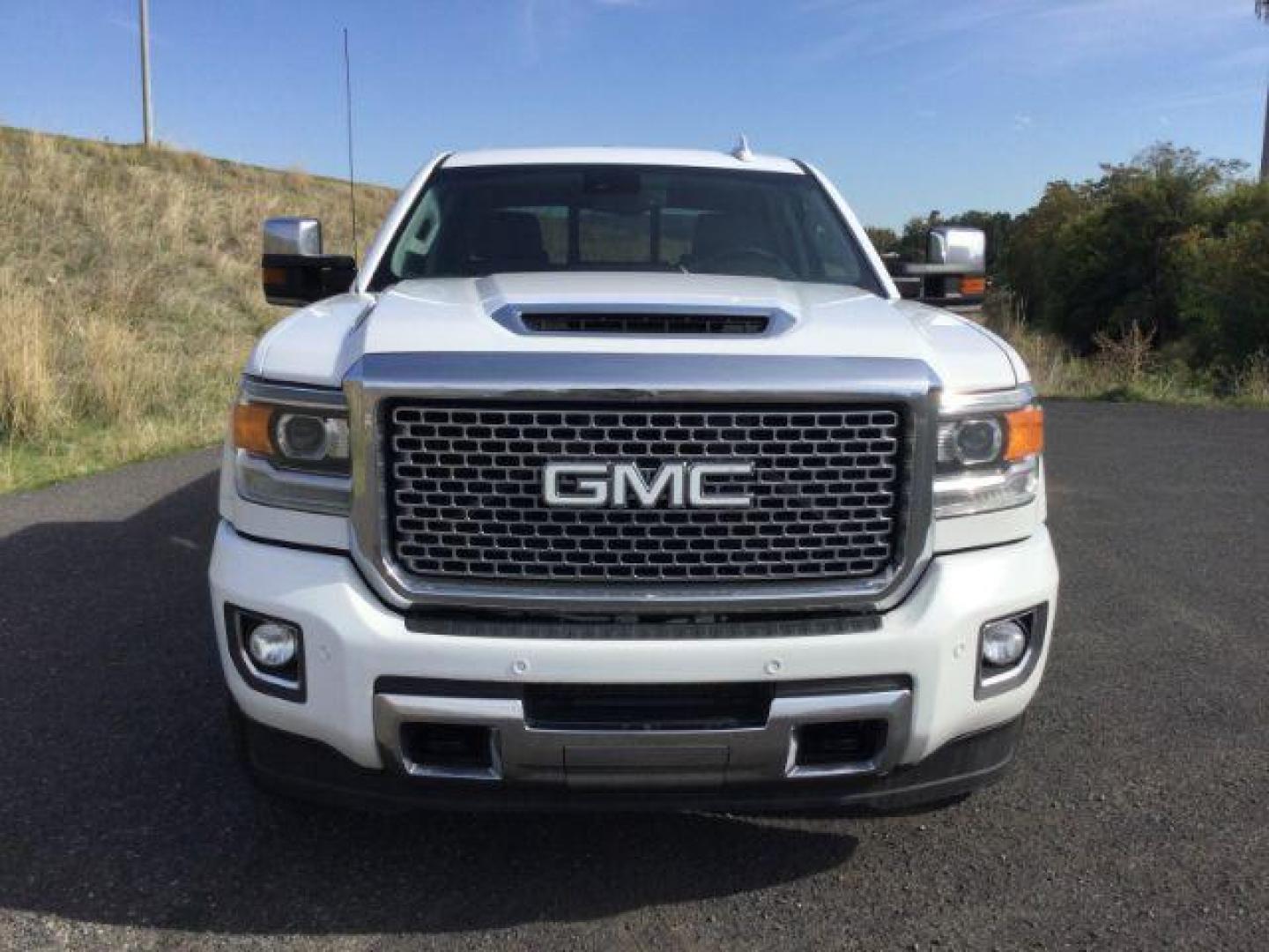 2017 Summit White /Jet Black, leather GMC Sierra 3500HD Denali Crew Cab 4WD (1GT42YEY6HF) with an 6.6L V8 OHV 16 DIESEL engine, 6-Speed Automatic transmission, located at 1801 Main Street, Lewiston, 83501, (208) 743-9371, 46.417065, -117.004799 - Photo#9